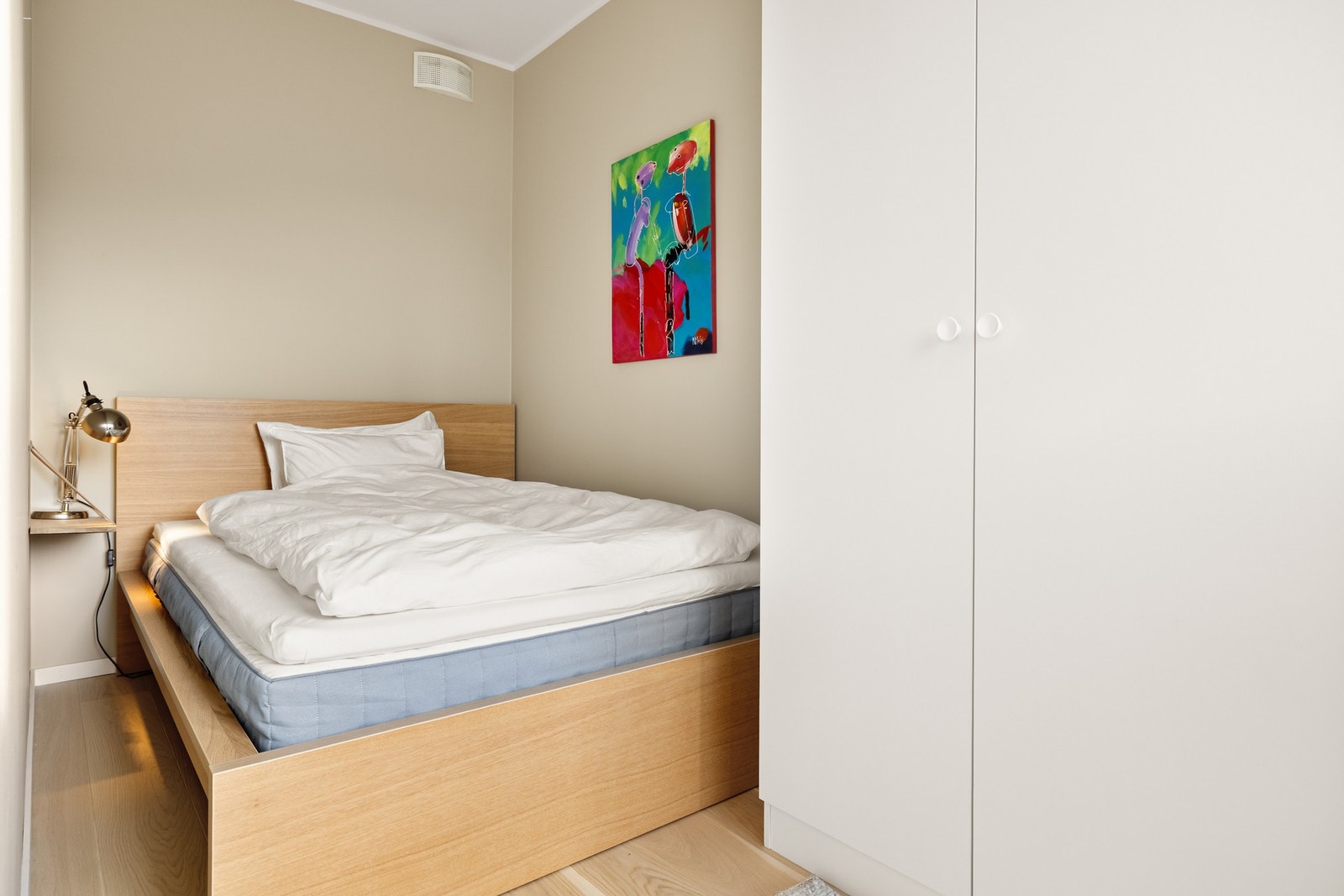 Soverom 2 ligger med tilkomst fra stue. Galleribilde