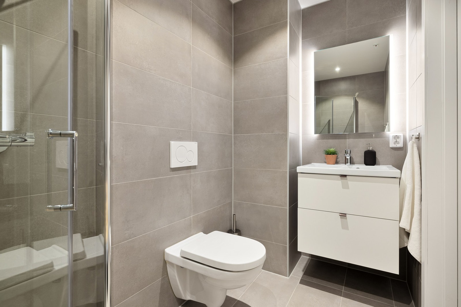 Bad 2 er også helfliset med varme i gulv. Badet har tilkomst fra entré. Galleribilde