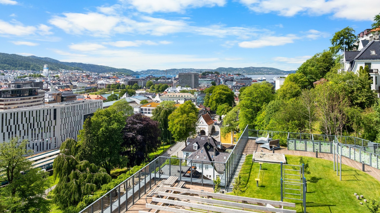 Svært få sentrumsnære leiligheter kan vise til en takterrasse av denne kvaliteten. Galleribilde