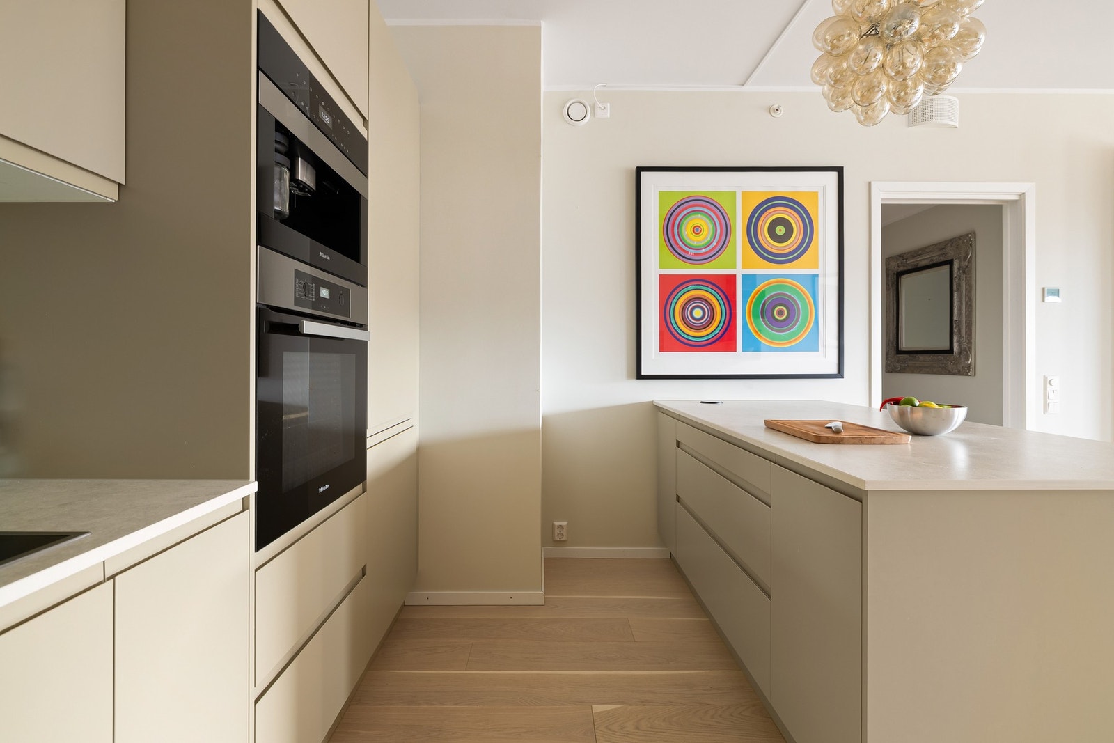 På kjøkkenet er det integrert stekeovn, induksjonstopp, kombiskap, oppvaskmaskin og kaffemaskin. Hvitevarene er fra Miele. Galleribilde