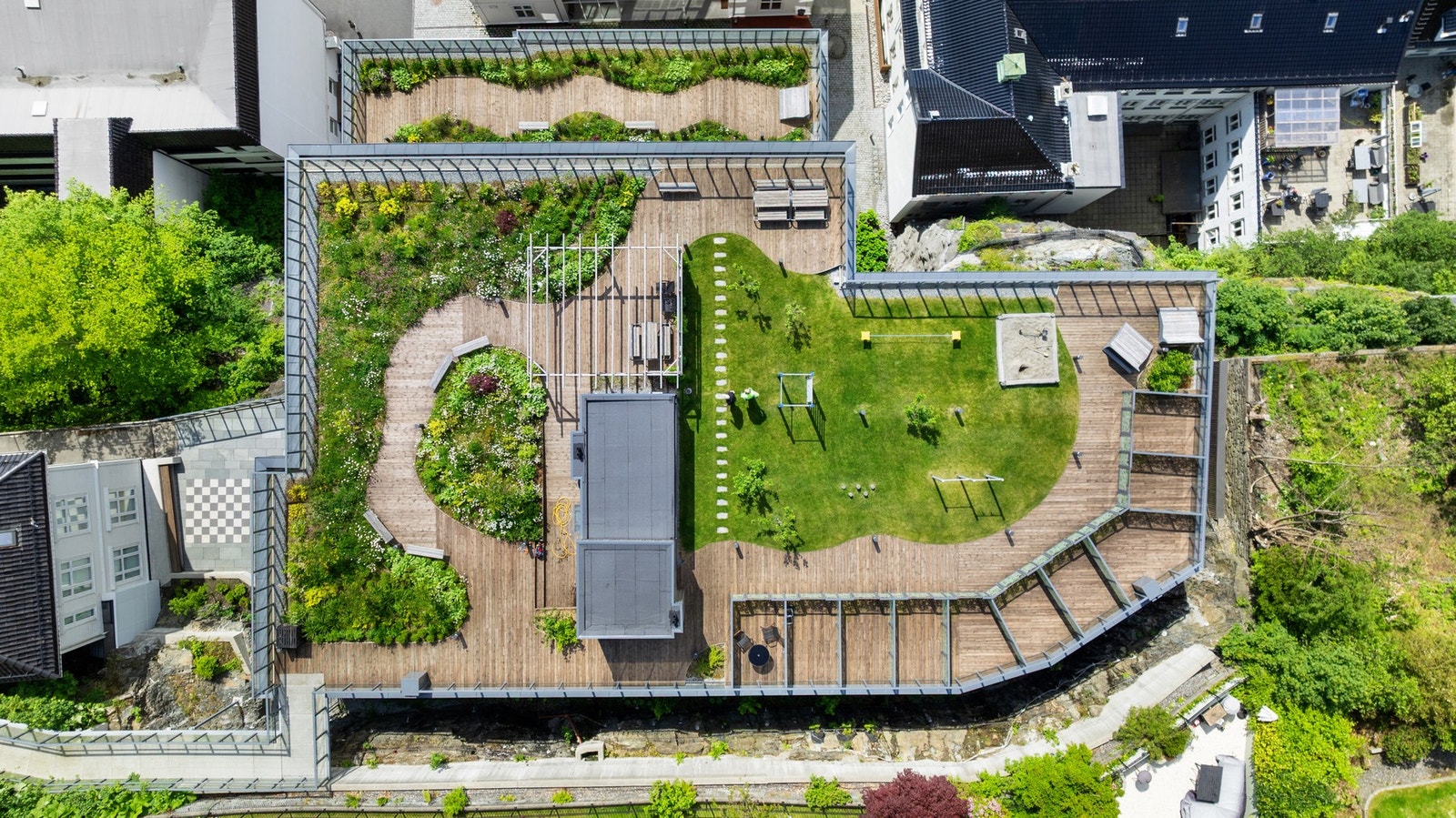 Sameiet byr på to nydelige og frodige felles takterrasser. Foto takterrasser: Ole Andre Strand. Galleribilde