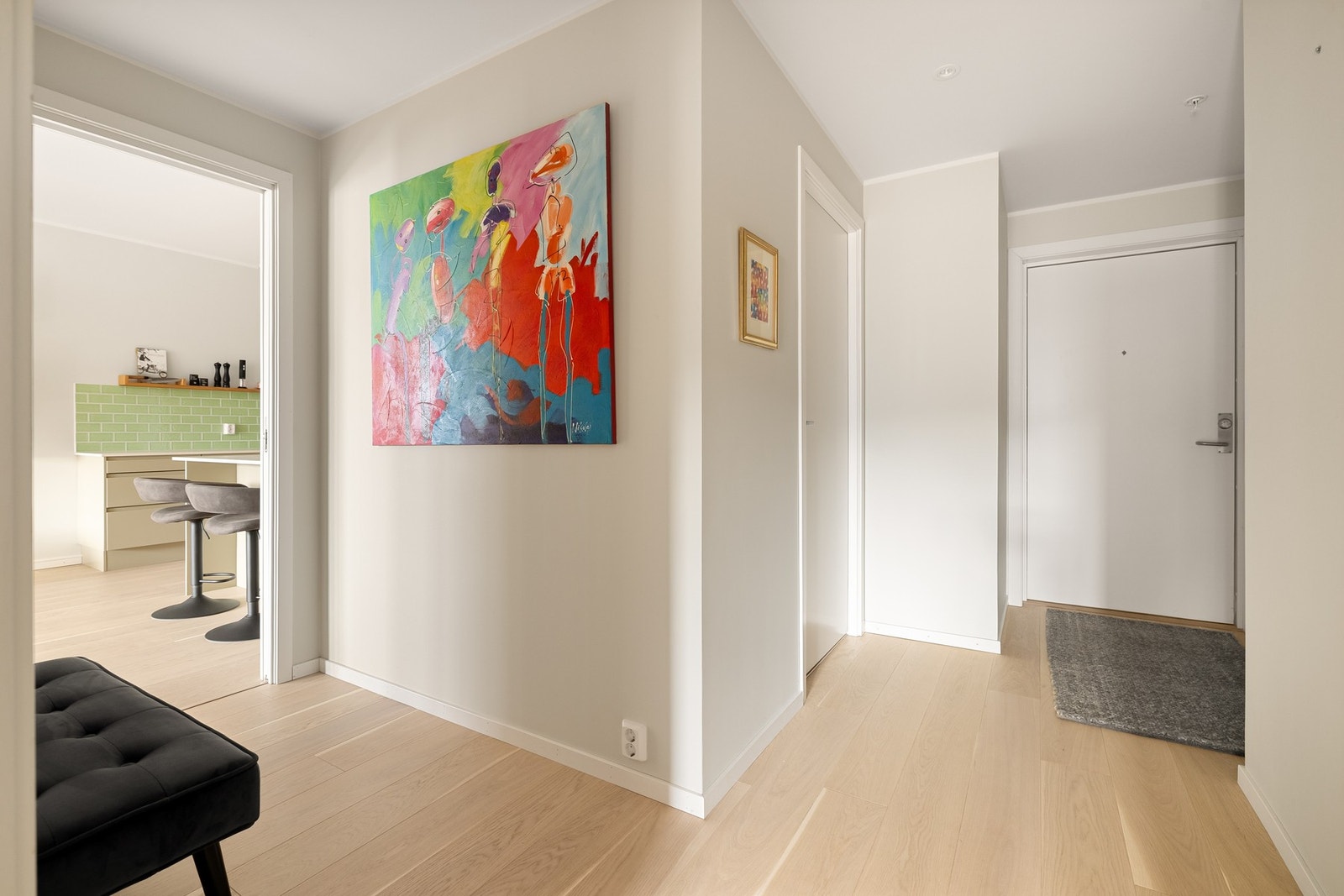 Romslig gang som måler 9,7 kvm. Galleribilde