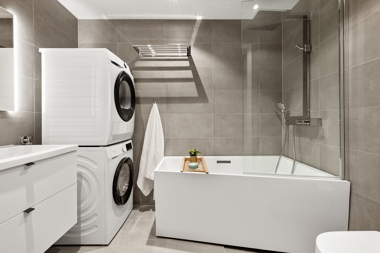 Flott helfliset bad i tilknytning til hovedsoverommet. Galleribilde