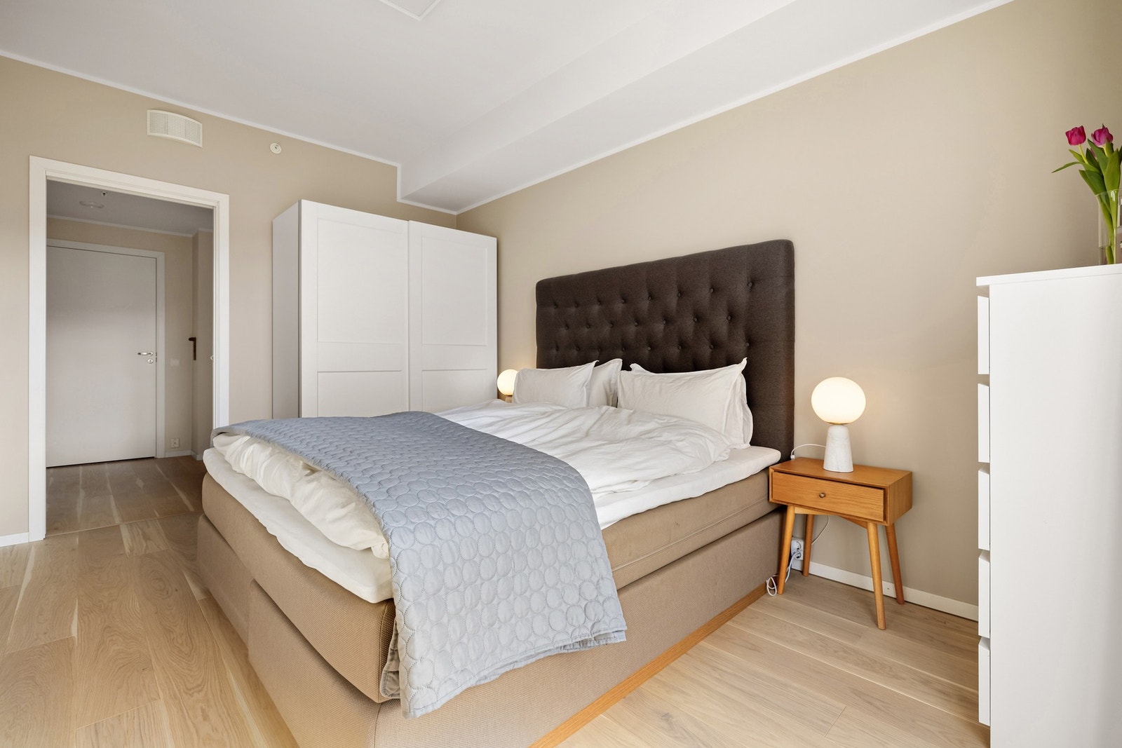 En en-suite-løsning med hovedsoverom, walk-in-garderobe og eget bad. Galleribilde