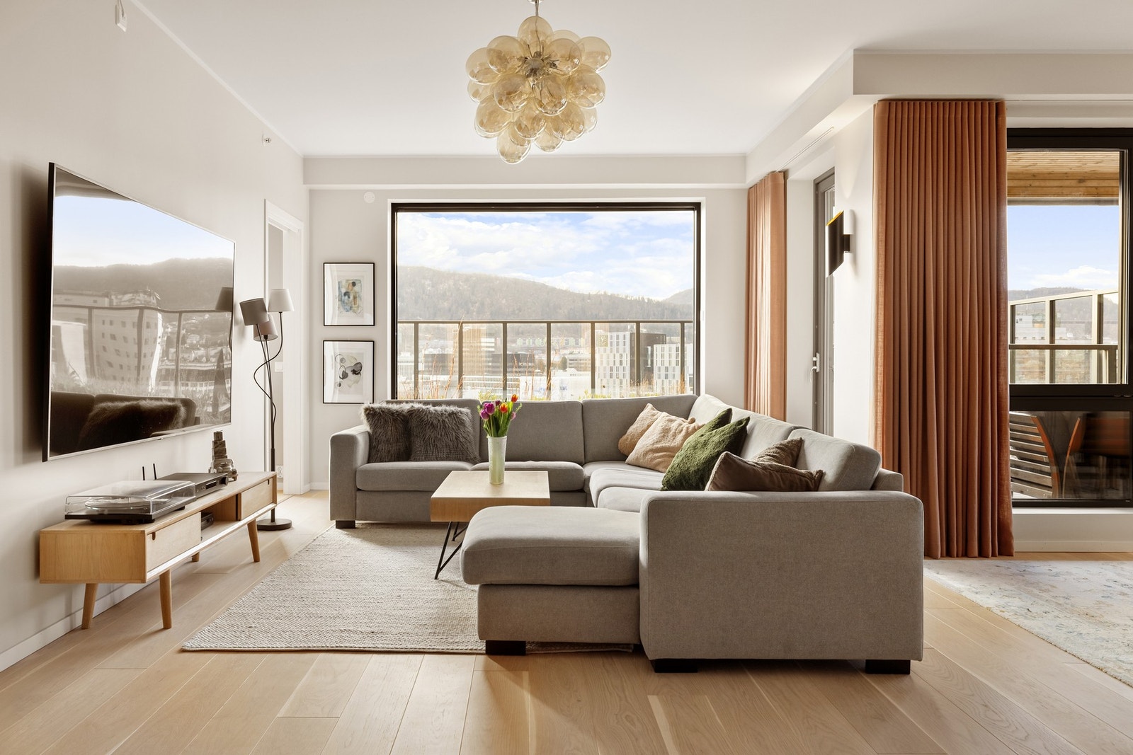 Nydelig 1-stavs parkett gulv. Det er vannbåren gulvvarme i stue/kjøkken og gang. Galleribilde