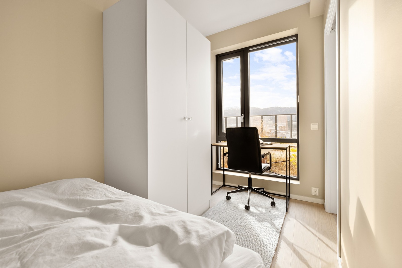 Soverommet målet 7,4 kvm og har god plass til seng, garderobe og tilhørende møblement. Galleribilde