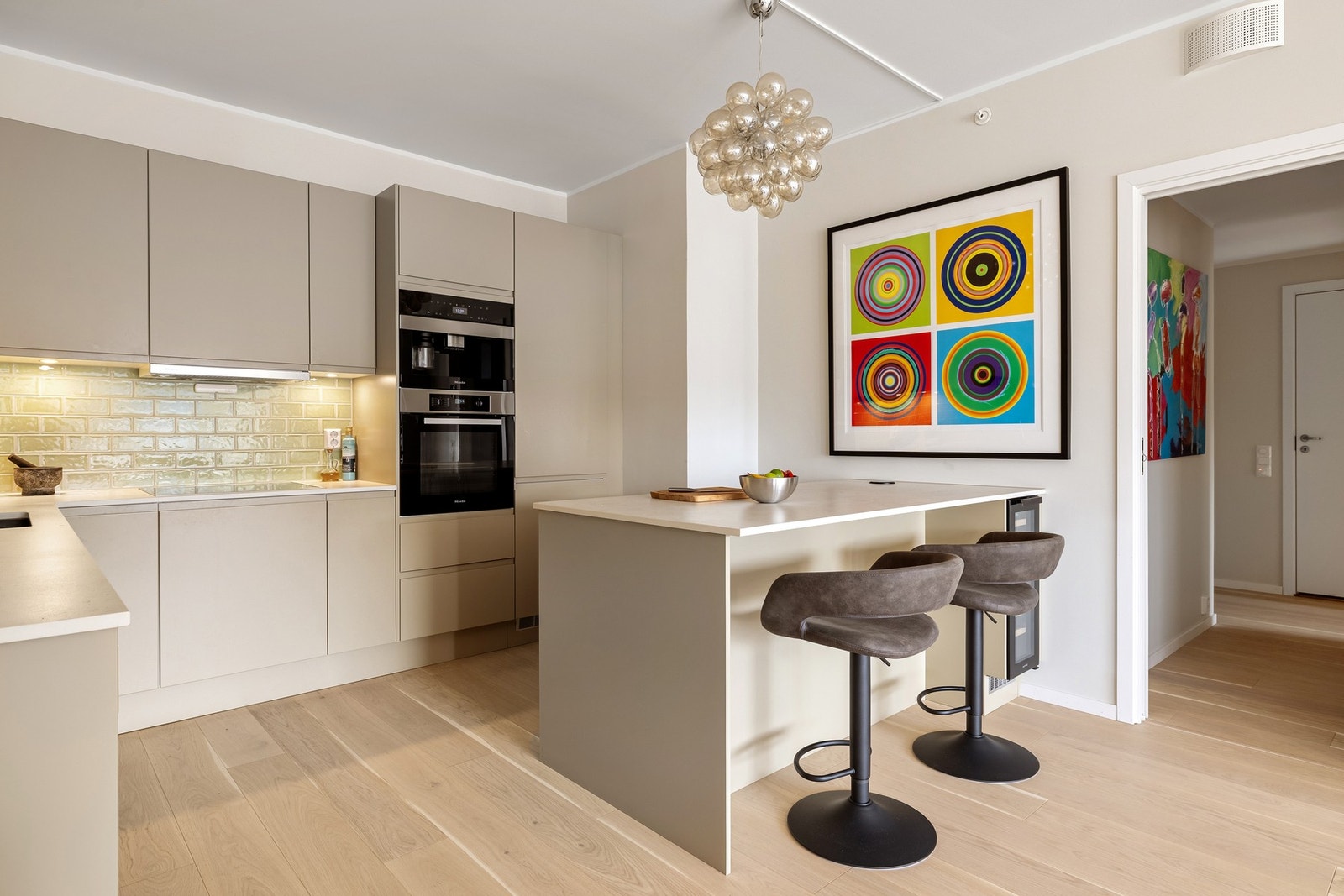 Det er god skap- og benkeplass på kjøkkenet som gjør matlagingen til en drøm. Galleribilde