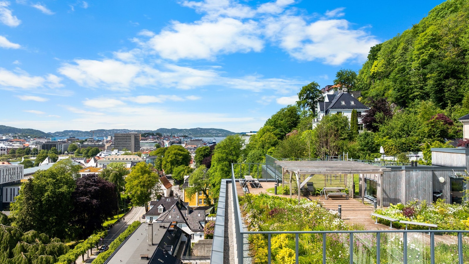 Takterrassen i 11. etasje er nydelig utarbeidet og har vakker utsikt. Galleribilde