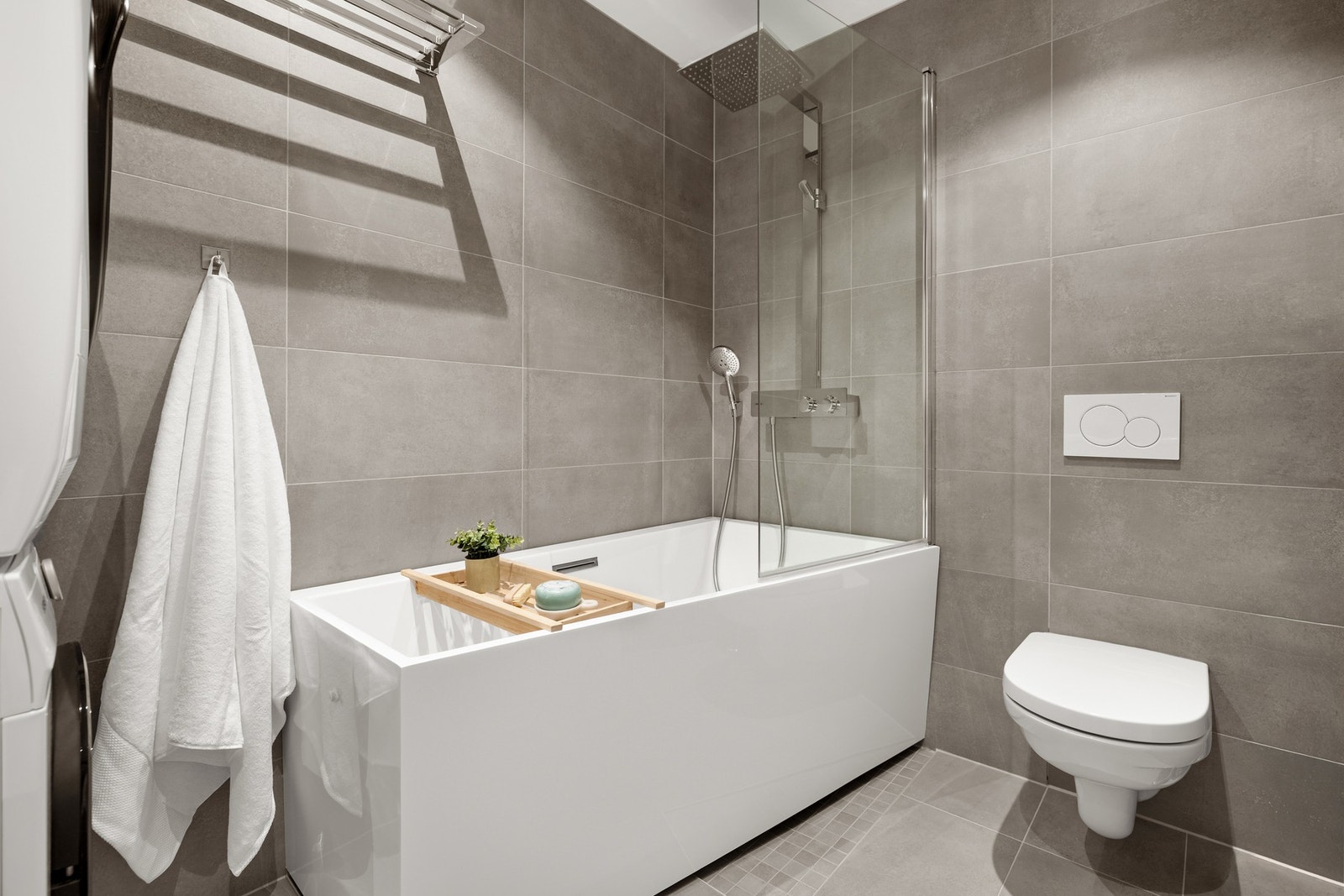 Badekar har utsvingbar glassvegg. Galleribilde