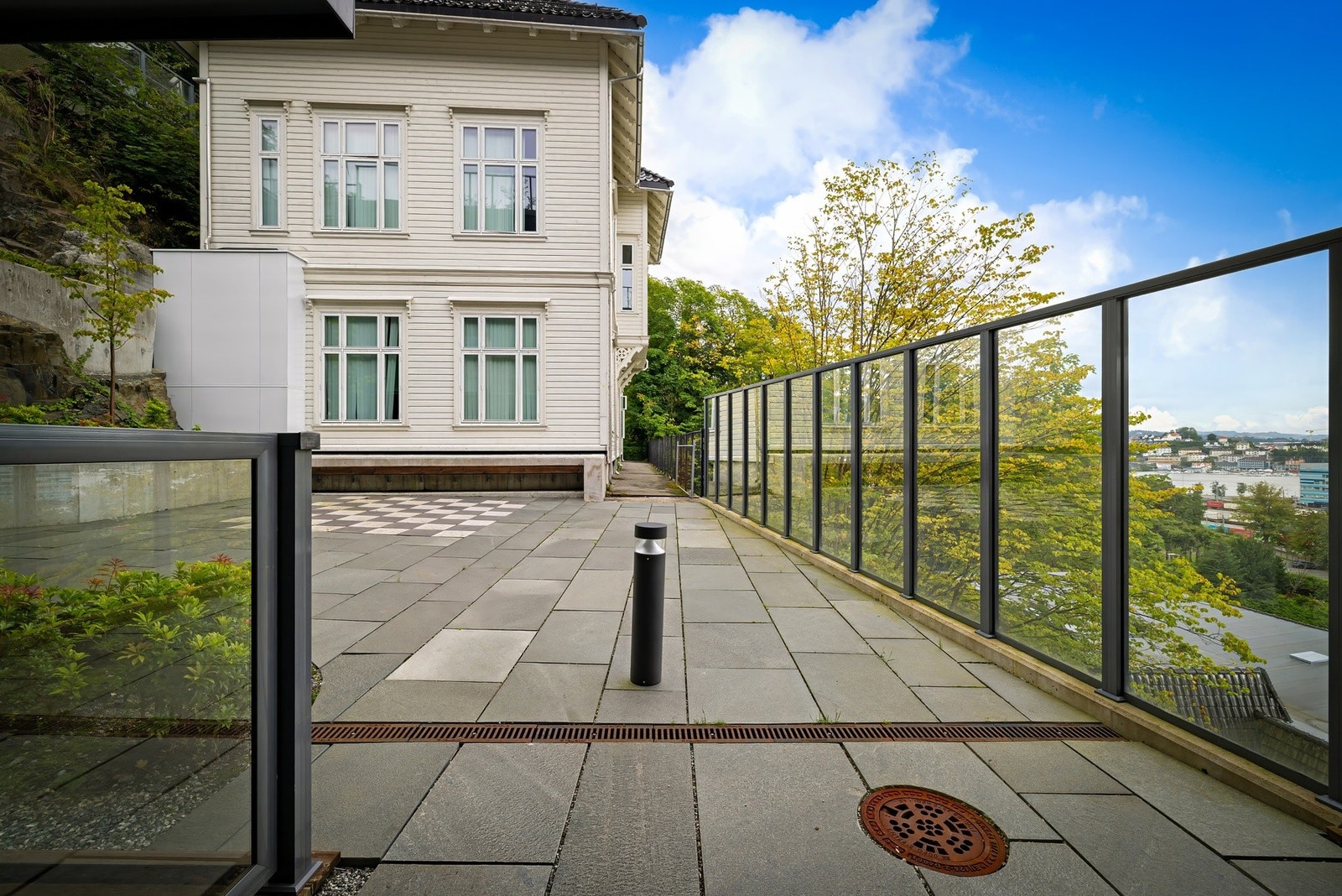 Det gjør det enkelt å komme seg ut på en spasertur, joggetur eller en tur til Fløyen. Galleribilde