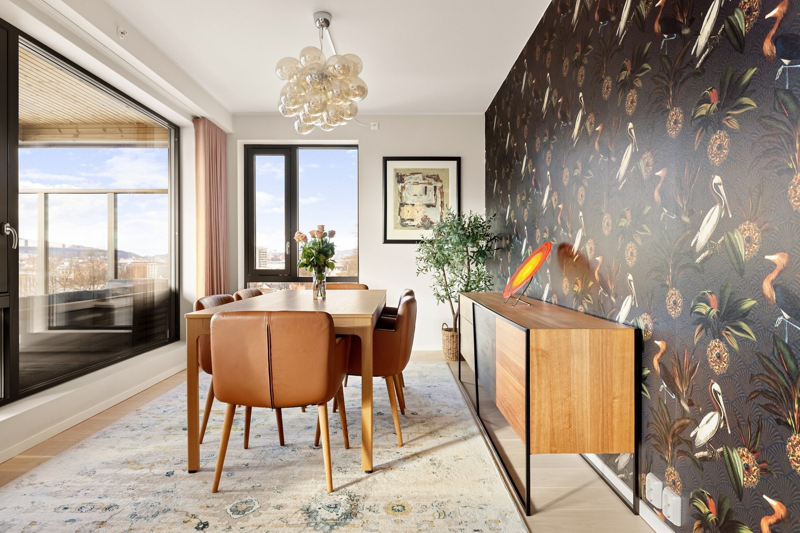 Naturlig sone for spisestue, her har man også mulighet for å sette opp en vegg for et ekstra rom. Galleribilde