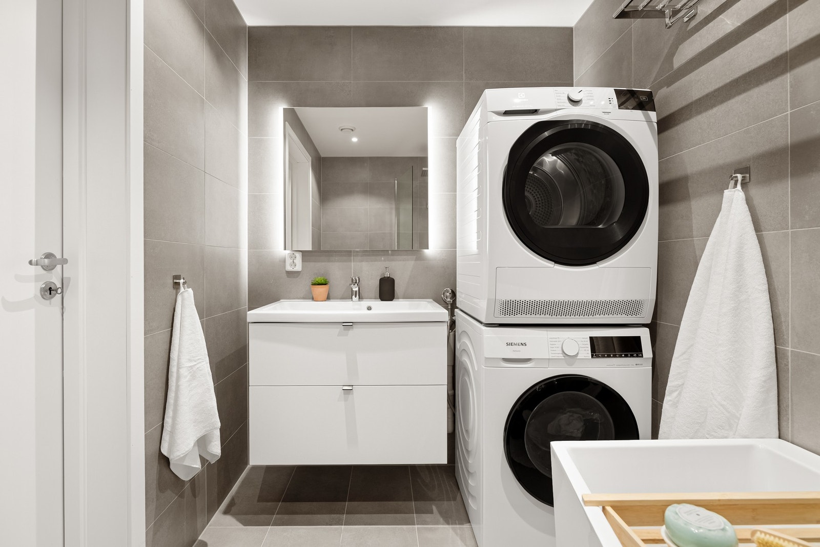 Badet er helfliset og har selvfølgelig varme i gulvet. Galleribilde