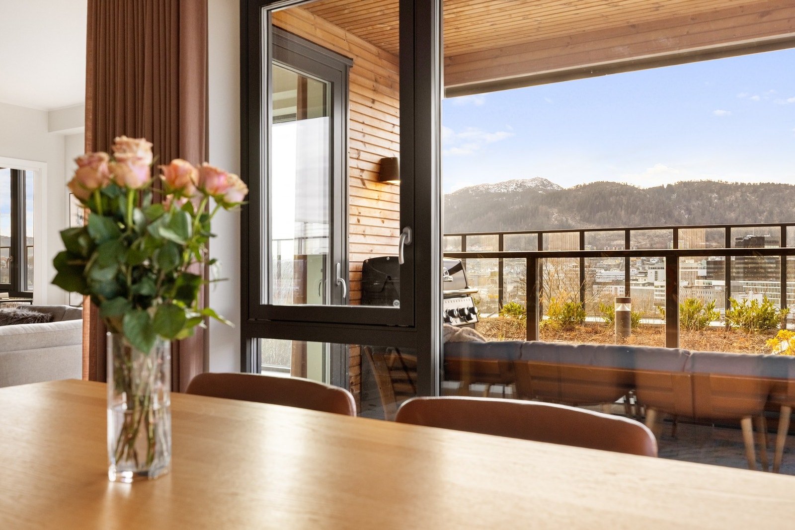 Det er veldig gode automatiske solskjerminger på vinduene. Galleribilde