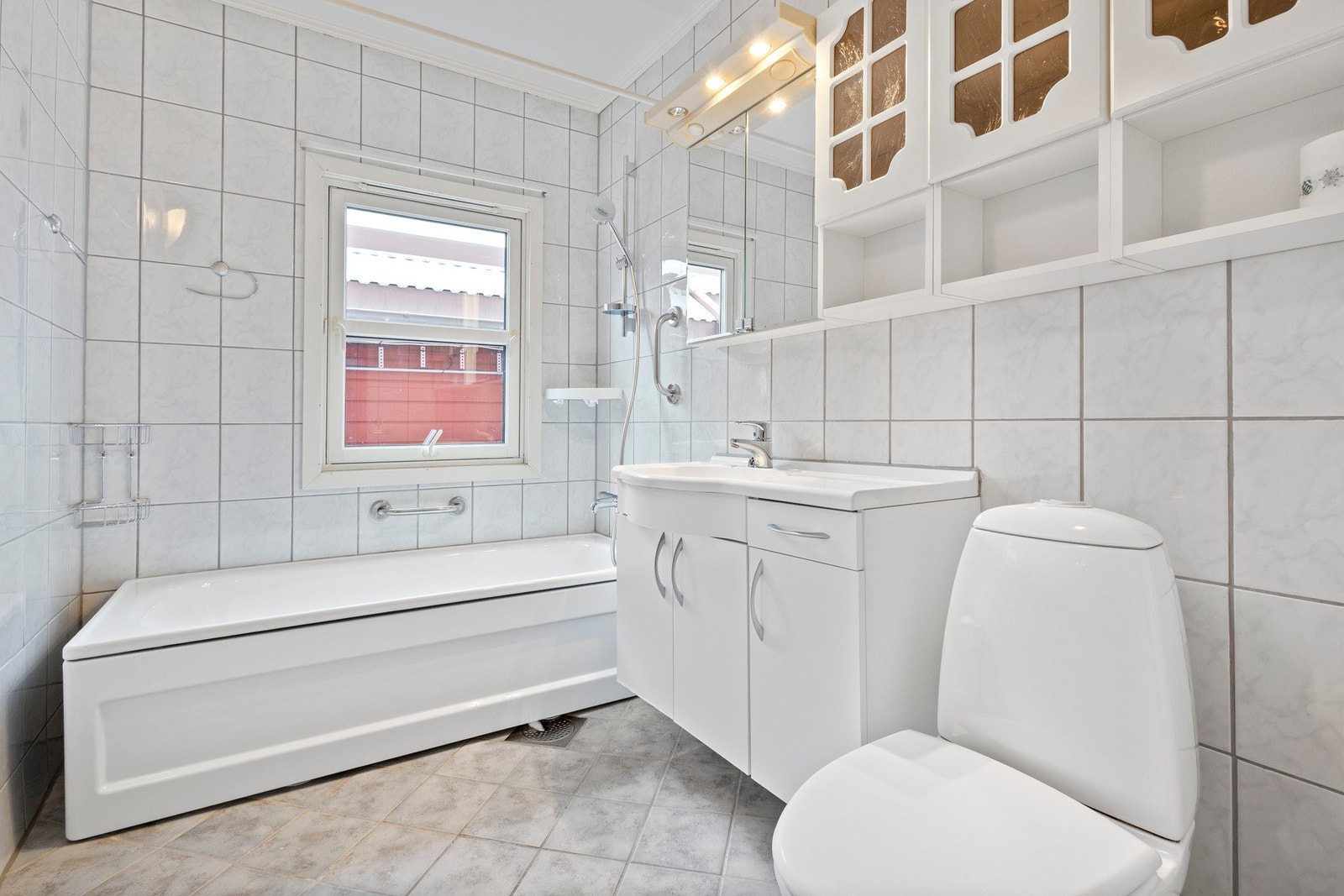 Flislagt bad med badekar Galleribilde