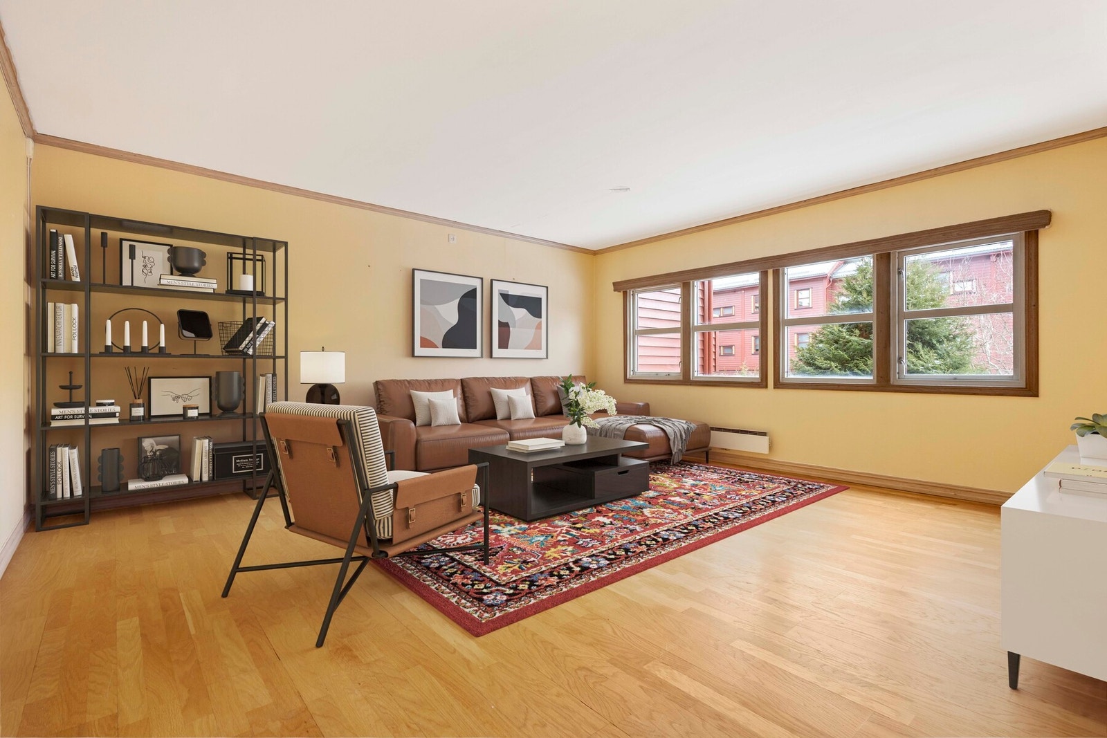 Store vindusflater gir godt med naturlig lysinnslipp. Galleribilde