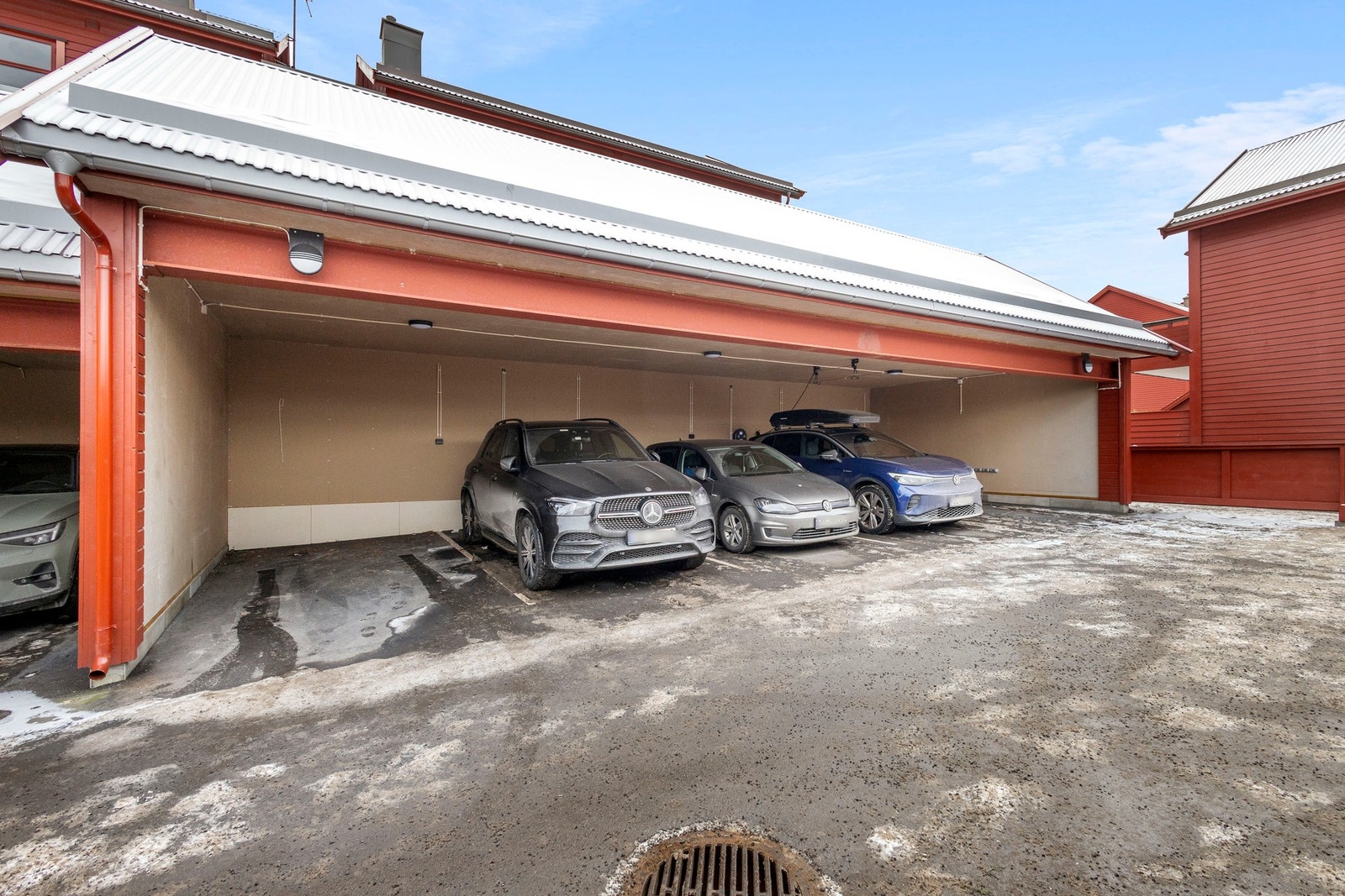 Det medfølger en biloppstillingsplass i carport Galleribilde