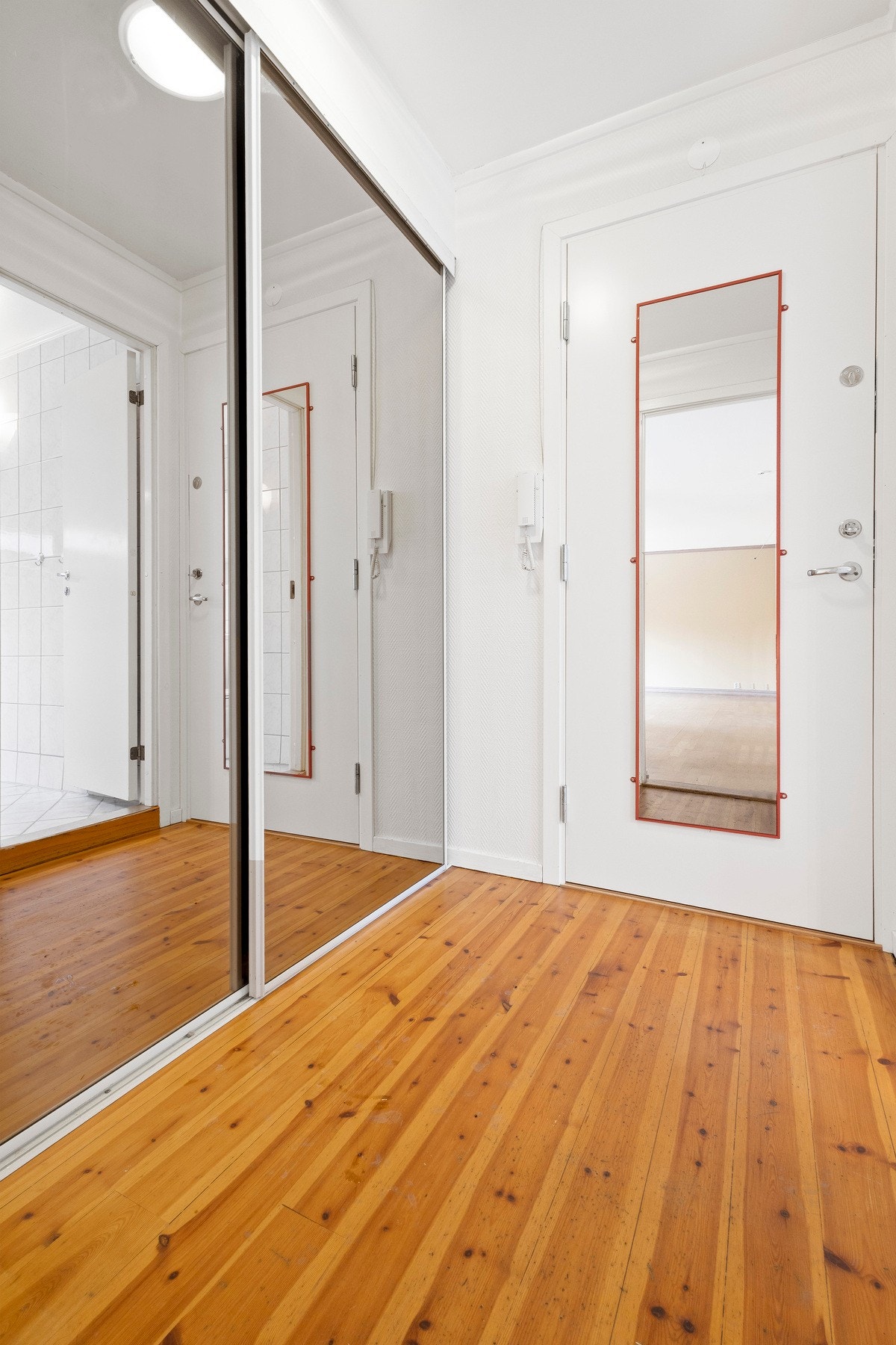 Inngangsparti med skyvedørsgarderobe Galleribilde