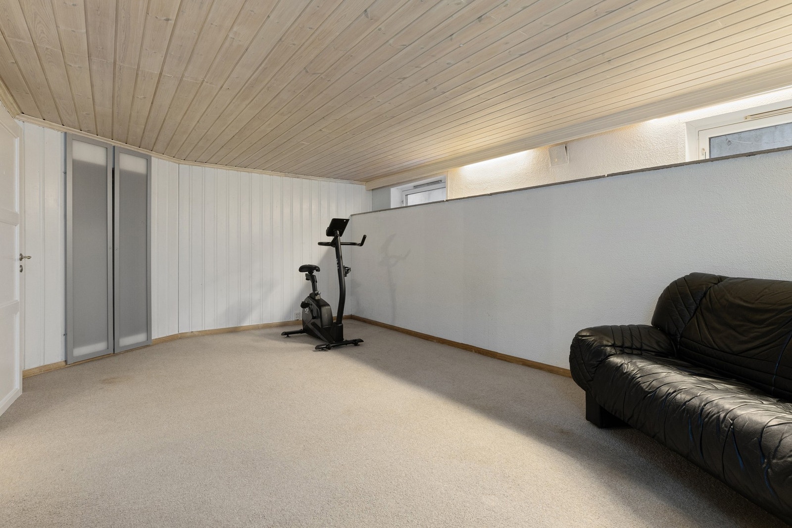 Kjellerstue, egen inngang til kjelleren. Galleribilde