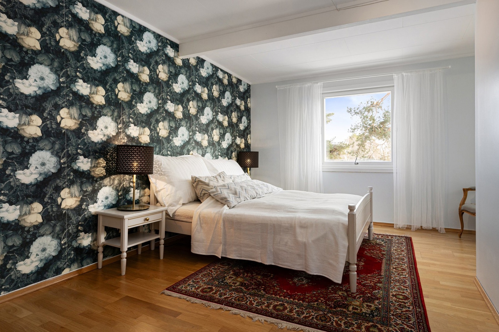 Det er tre romslig soverom, alle praktisk plassert i andre etasje. Galleribilde