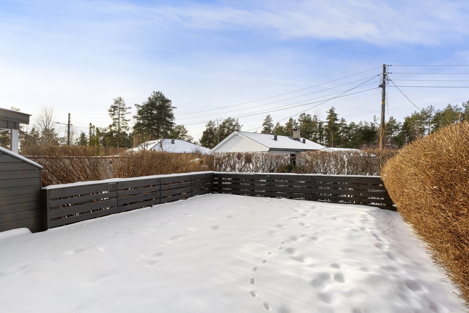Solrik uteplass. Her er det god plass til utemøbler, perfekt for grilling og sosiale sammenkomster. Galleribilde