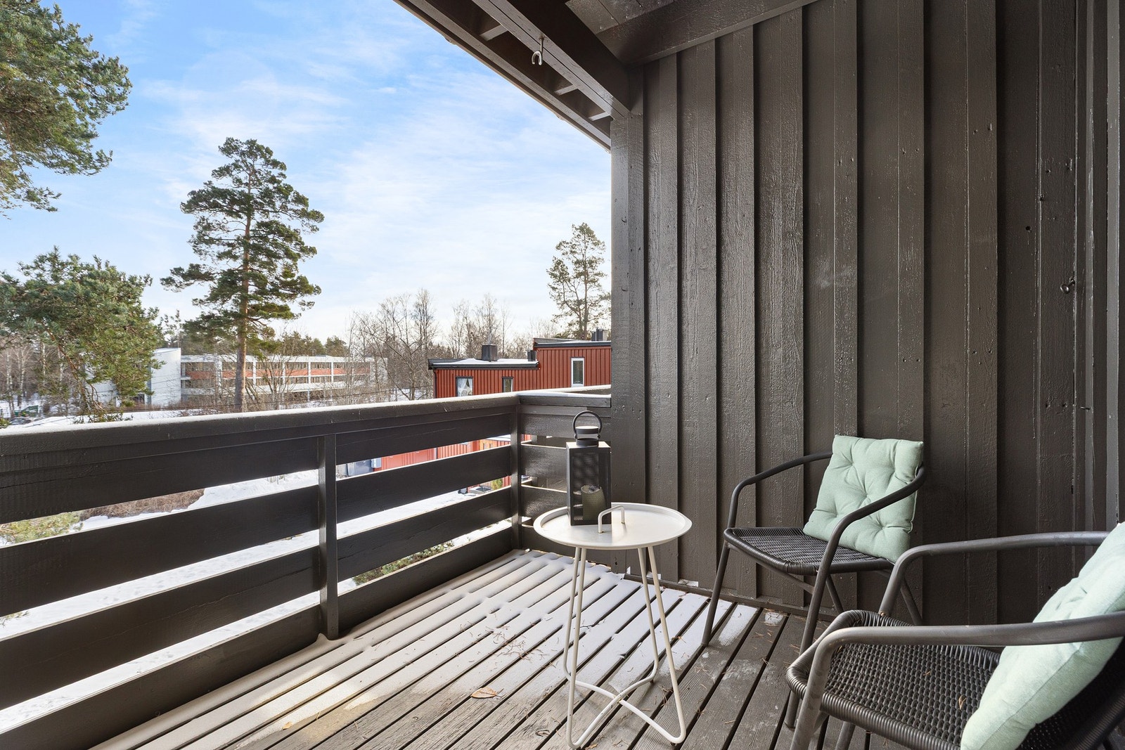 Fra hovedsoverommet er det utgang til en koselig balkong på ca. 5 kvm, hvor du kan nyte morgenkaffen eller slappe av i solen. Galleribilde