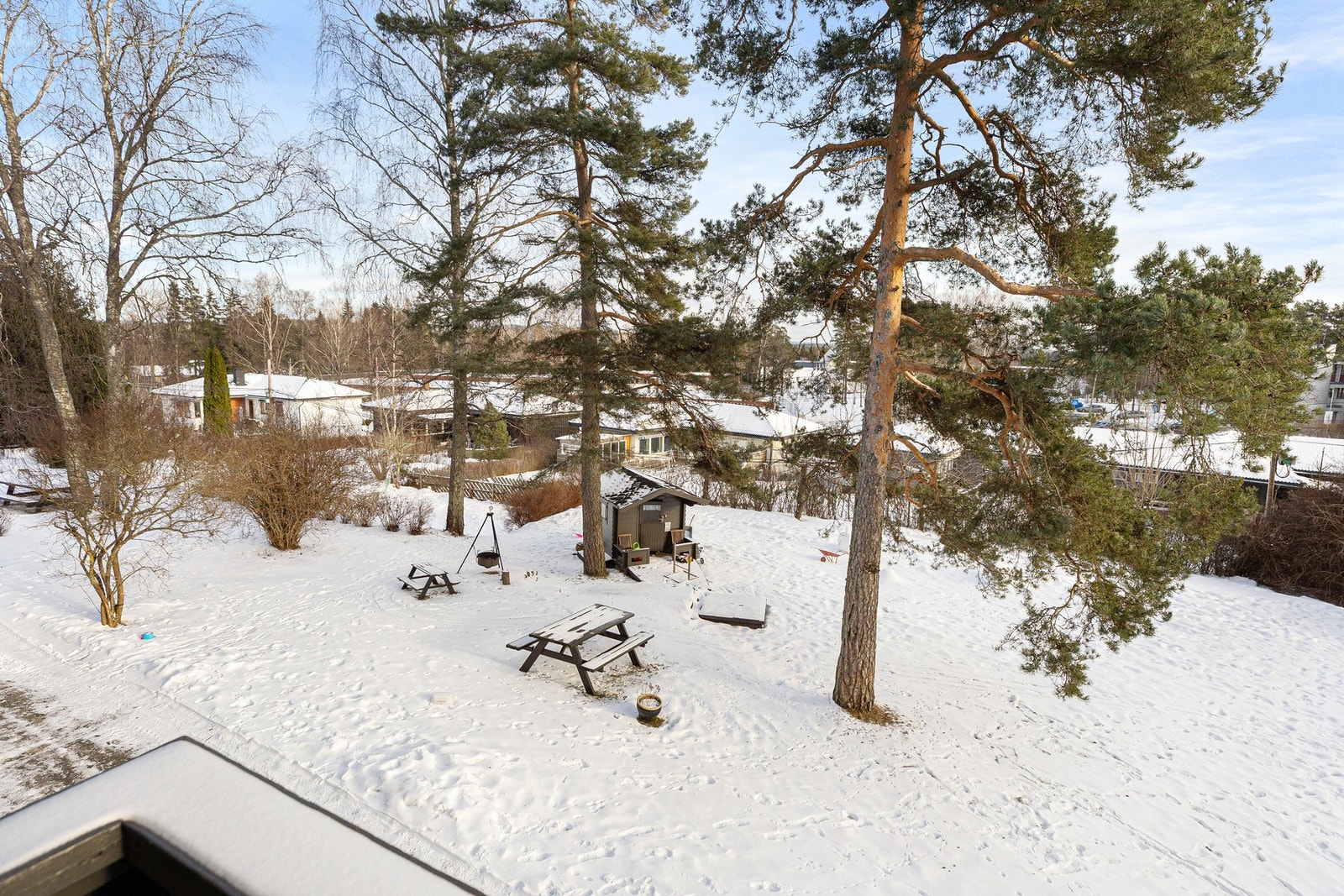 Sameiet har store fellesområder med lekeplass, flere utebord, grillpanne, dukkestue og trampoline. Galleribilde