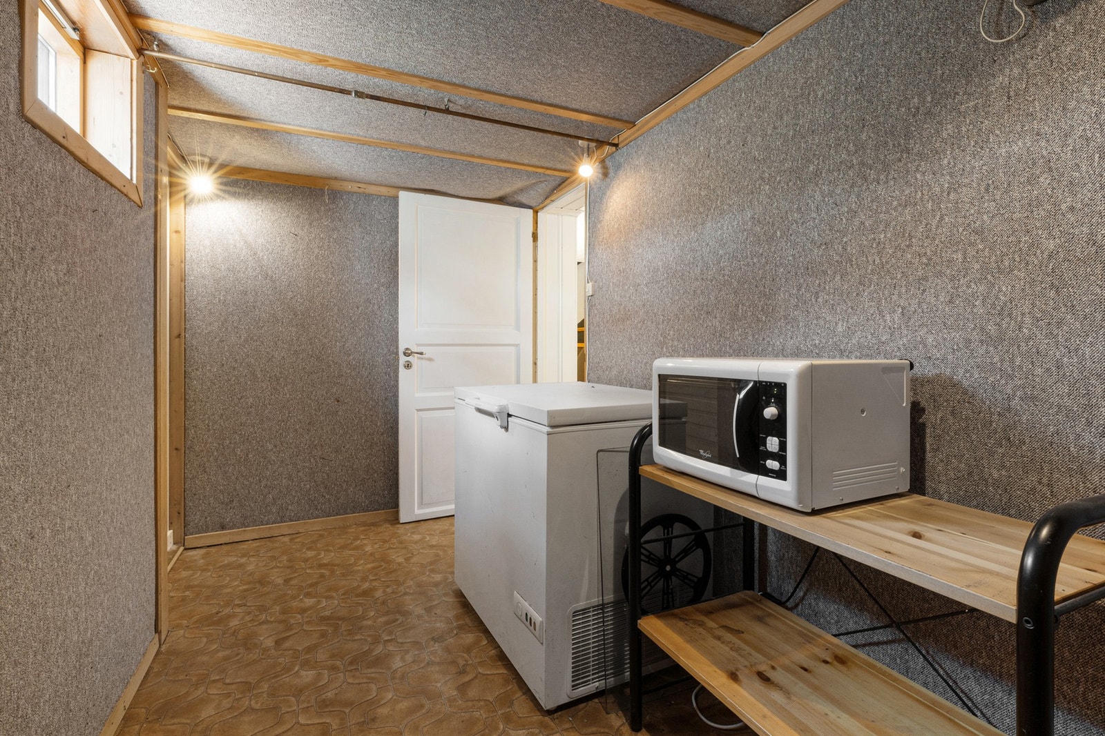 Romslig gang med det gode lagringsmuligheter. I tillegg har boligen tre innvendige boder, samt utvendig sportsbod. Galleribilde