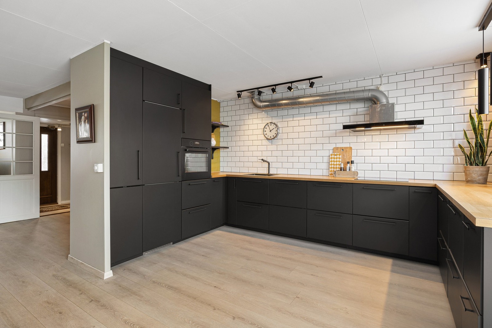 Stilren og moderne kjøkkeninnredning fra 2021 med sorte, slette fronter. Galleribilde