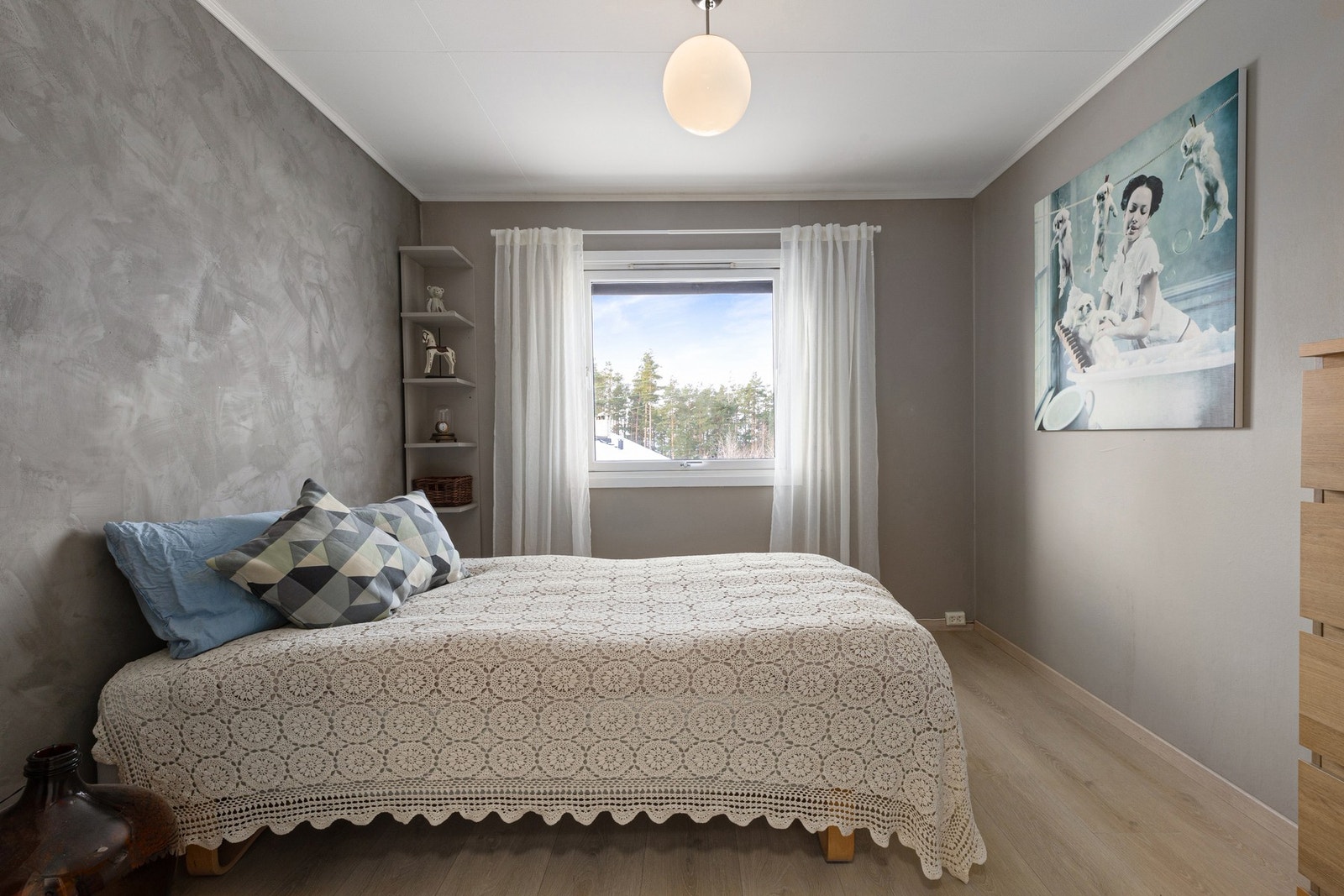 Soverommene har god plass til seng, nattbord og diverse garderobeløsninger. Galleribilde