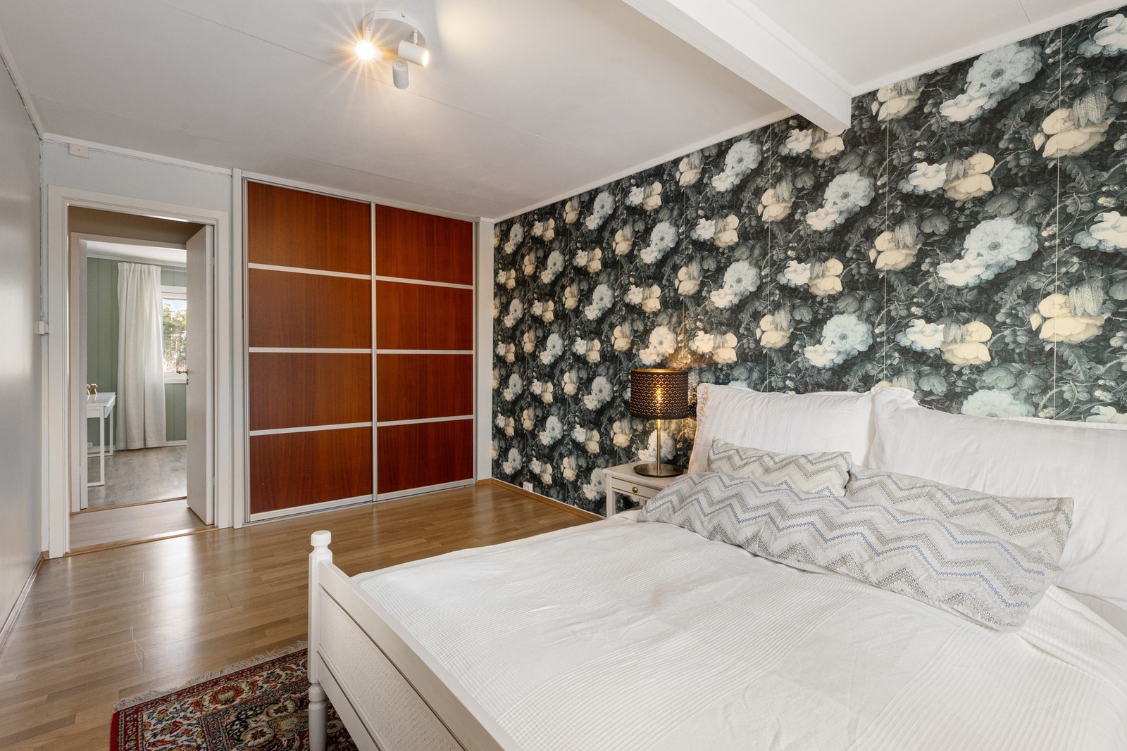 Hovedsoverommet er innredet med en praktisk skyvedørsgarderobe. Galleribilde