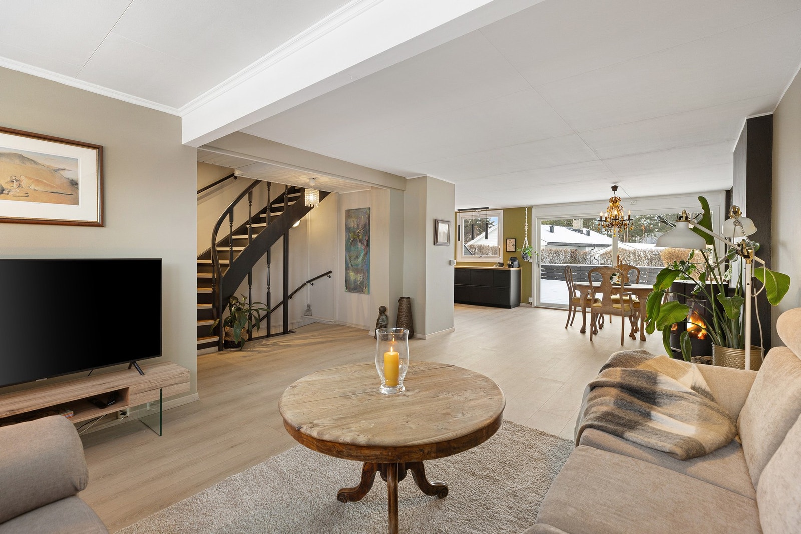 Det er gode møbleringsmuligheter med plass til både en romslig sofalounge og spisestue, Galleribilde