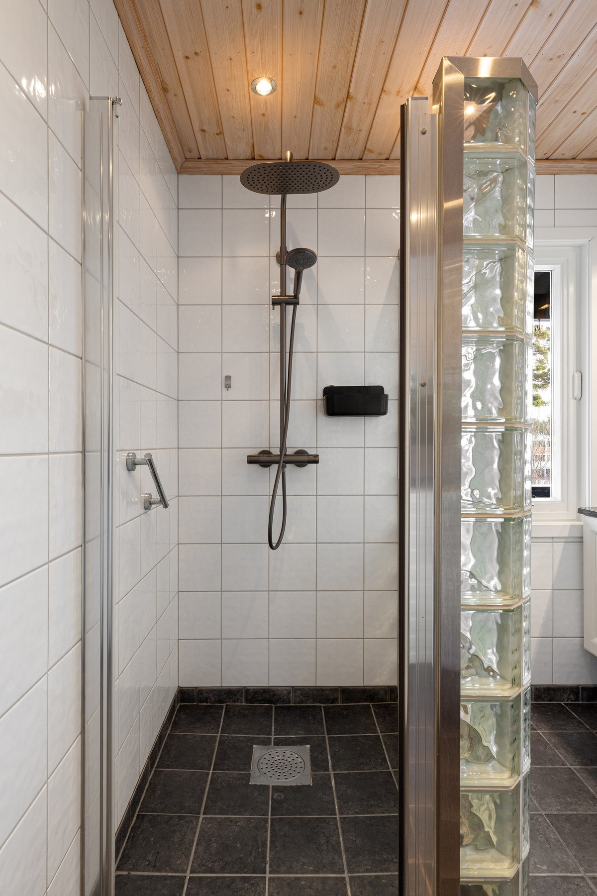 Innredningen består av servantinnredning med to stk. nedfelte servanter, speil og overskap på vegg over servant og skjermet dusjhjørne. Galleribilde