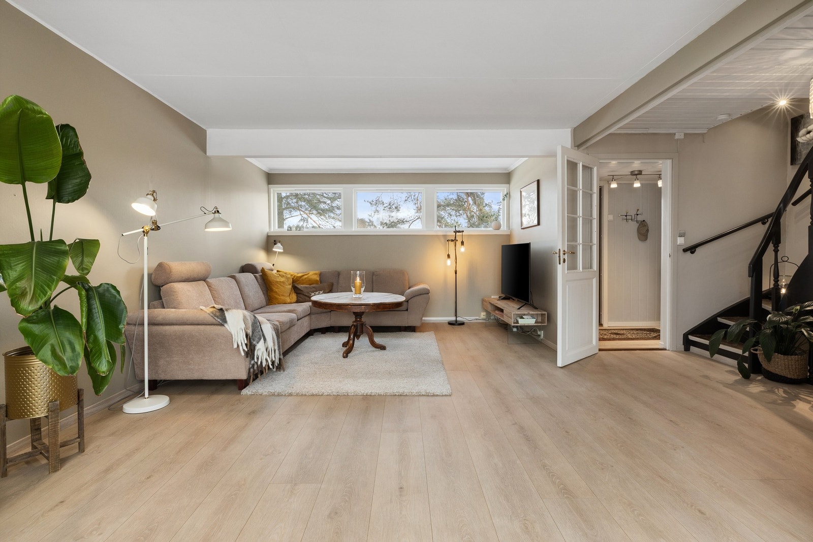 Stuen er et lyst og romslig oppholdsrom, malt i behagelige fargetoner. Galleribilde