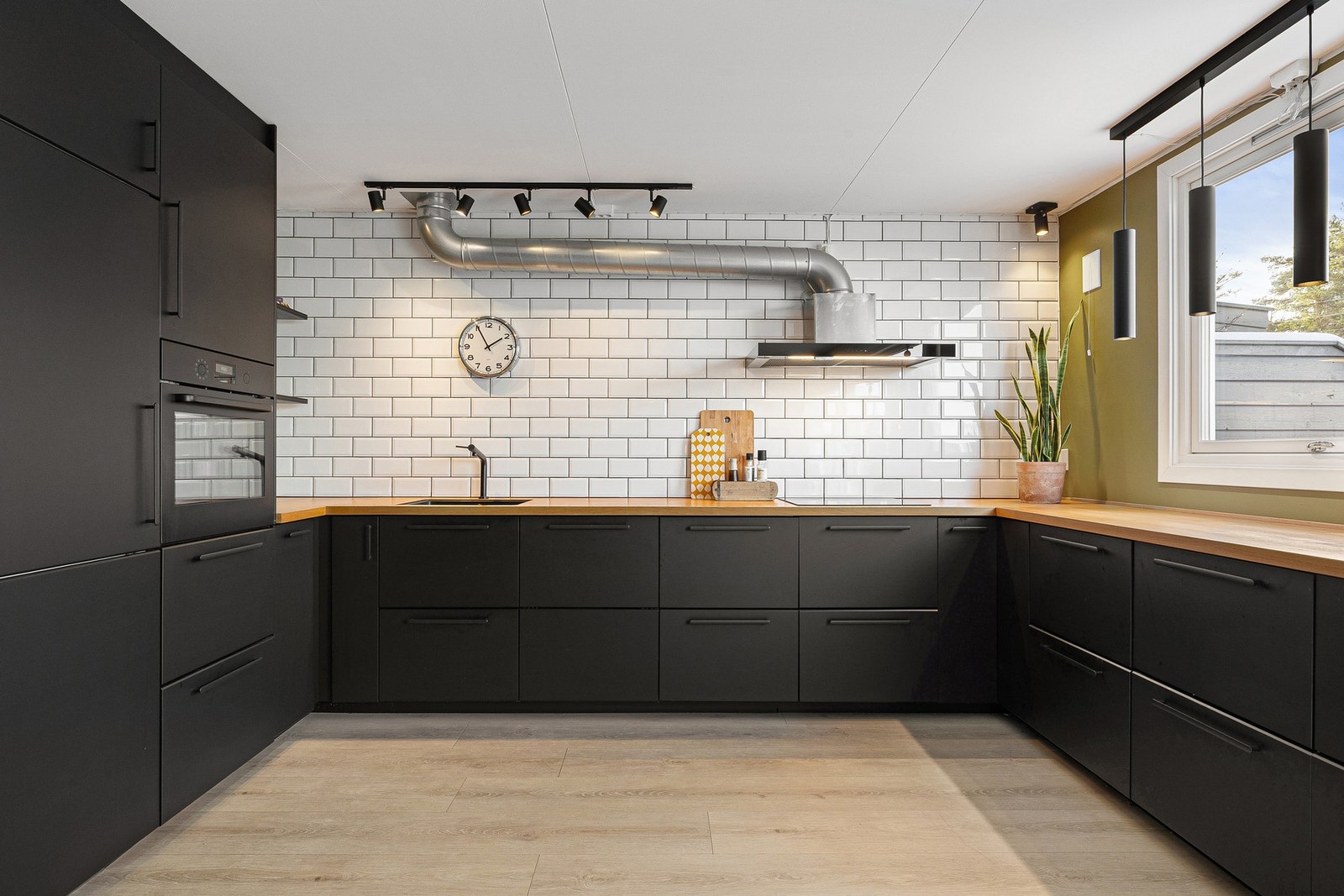 Kjøkkenet er utstyrt med integrerte hvitevarer som induksjonstopp, komfyr, oppvaskmaskin og kjøleskap. Galleribilde