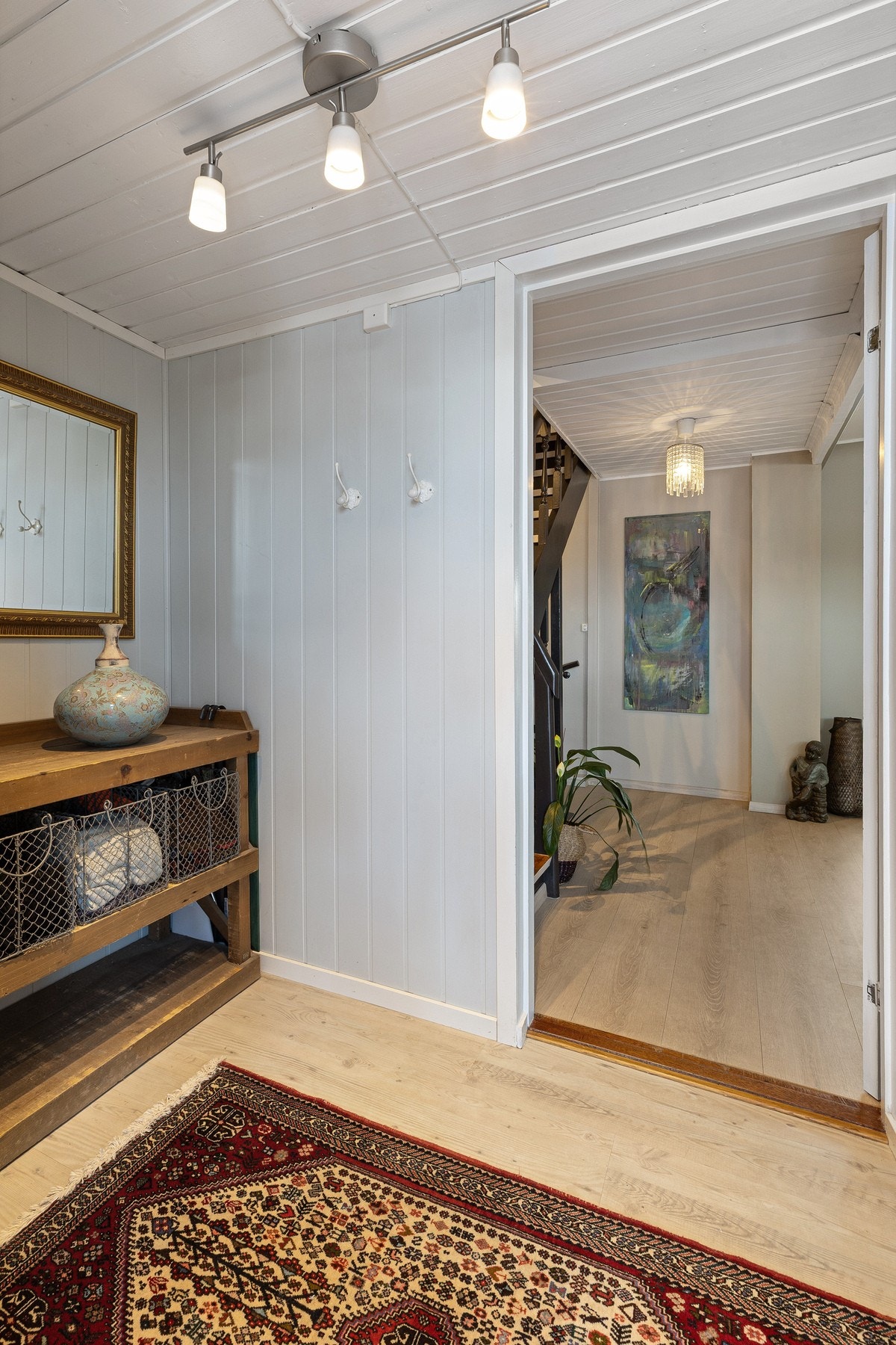 Entréen er romslig og har god plass til skyvedørsgarderobe for oppbevaring av yttertøy, sko og annet utstyr. Galleribilde