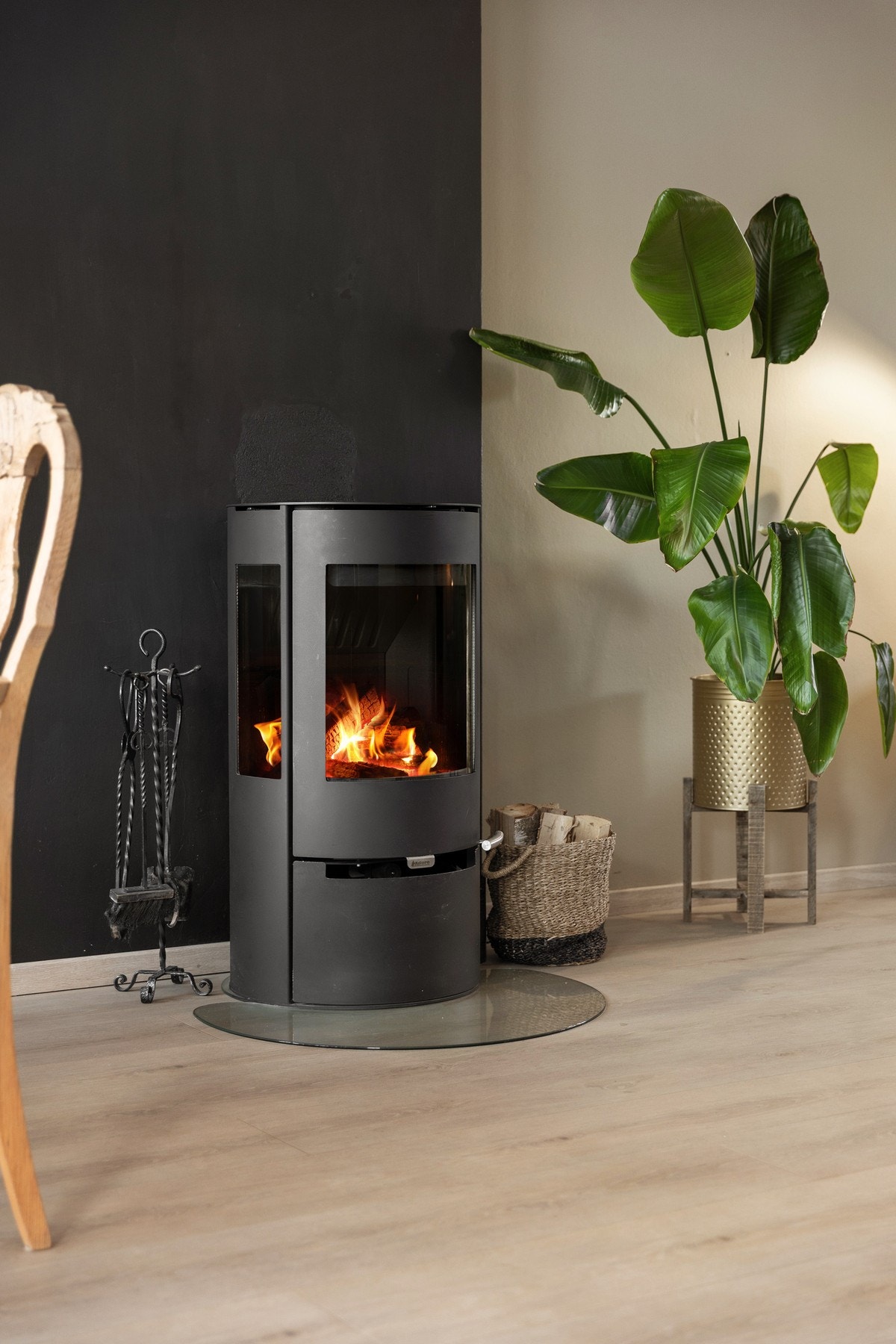 En flott vedovn med flammeinnsyn sørger for både varme og lun atmosfære på kjølige dager. Galleribilde