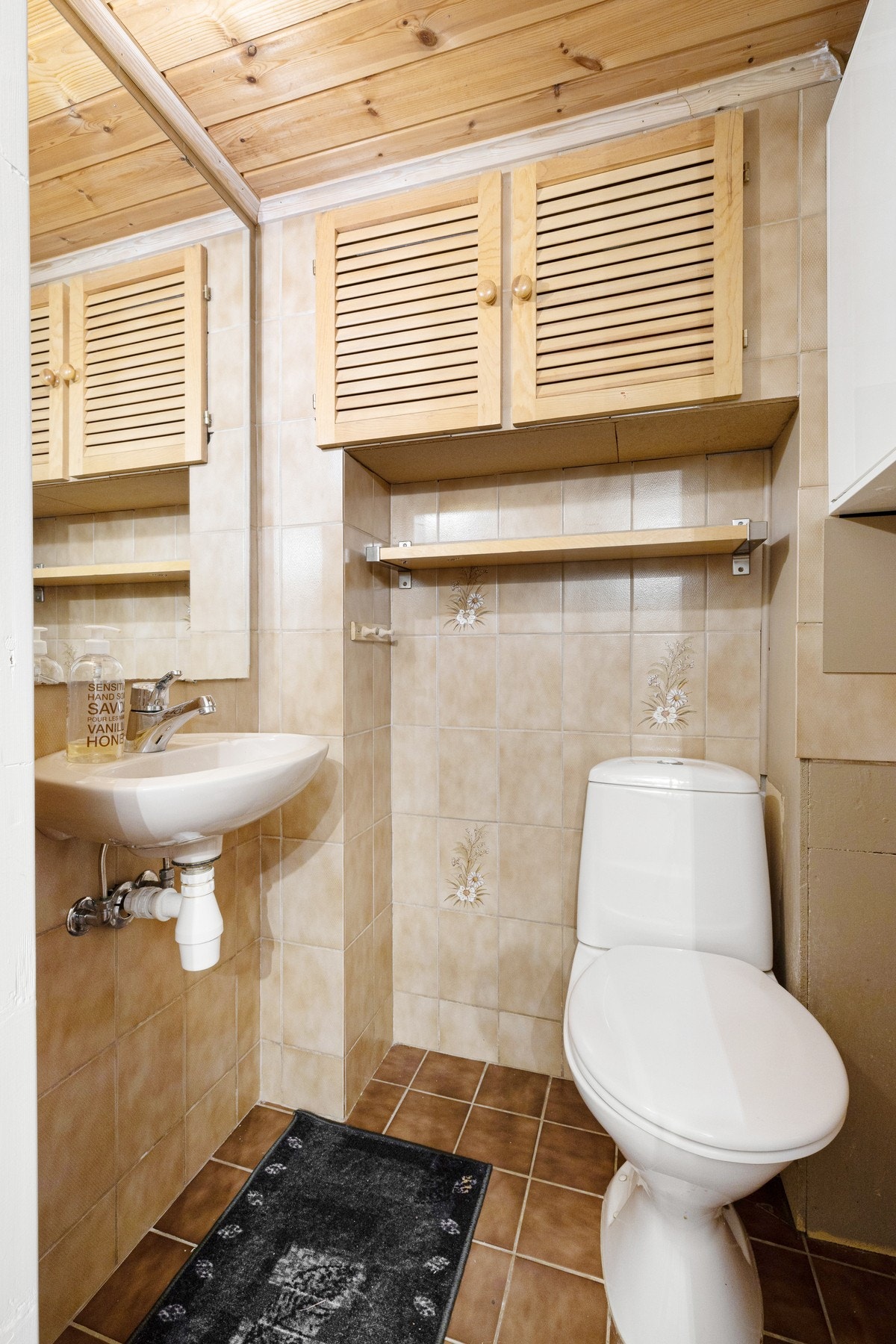 I tillegg har boligen et flislagt toalettrom i kjelleretasjen med servant og toalett. Galleribilde