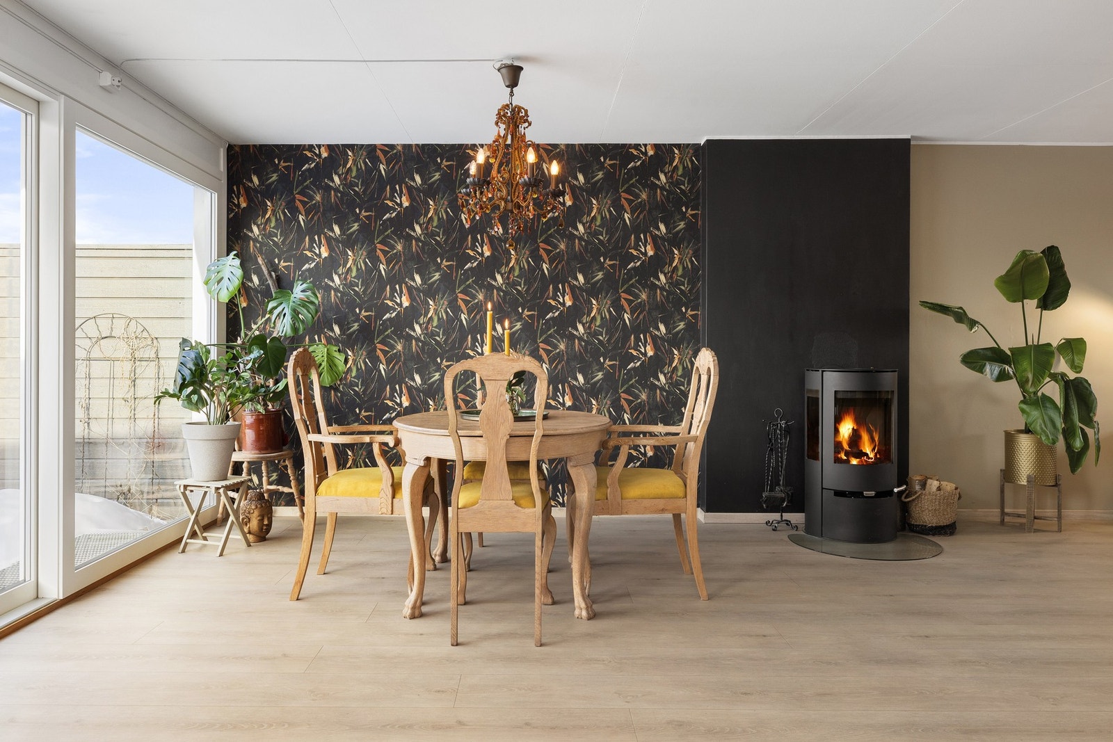 Rekkehuset byr på en praktisk planløsning, pene fargevalg og et trivelig uteområde med både terrasse og balkong. Galleribilde