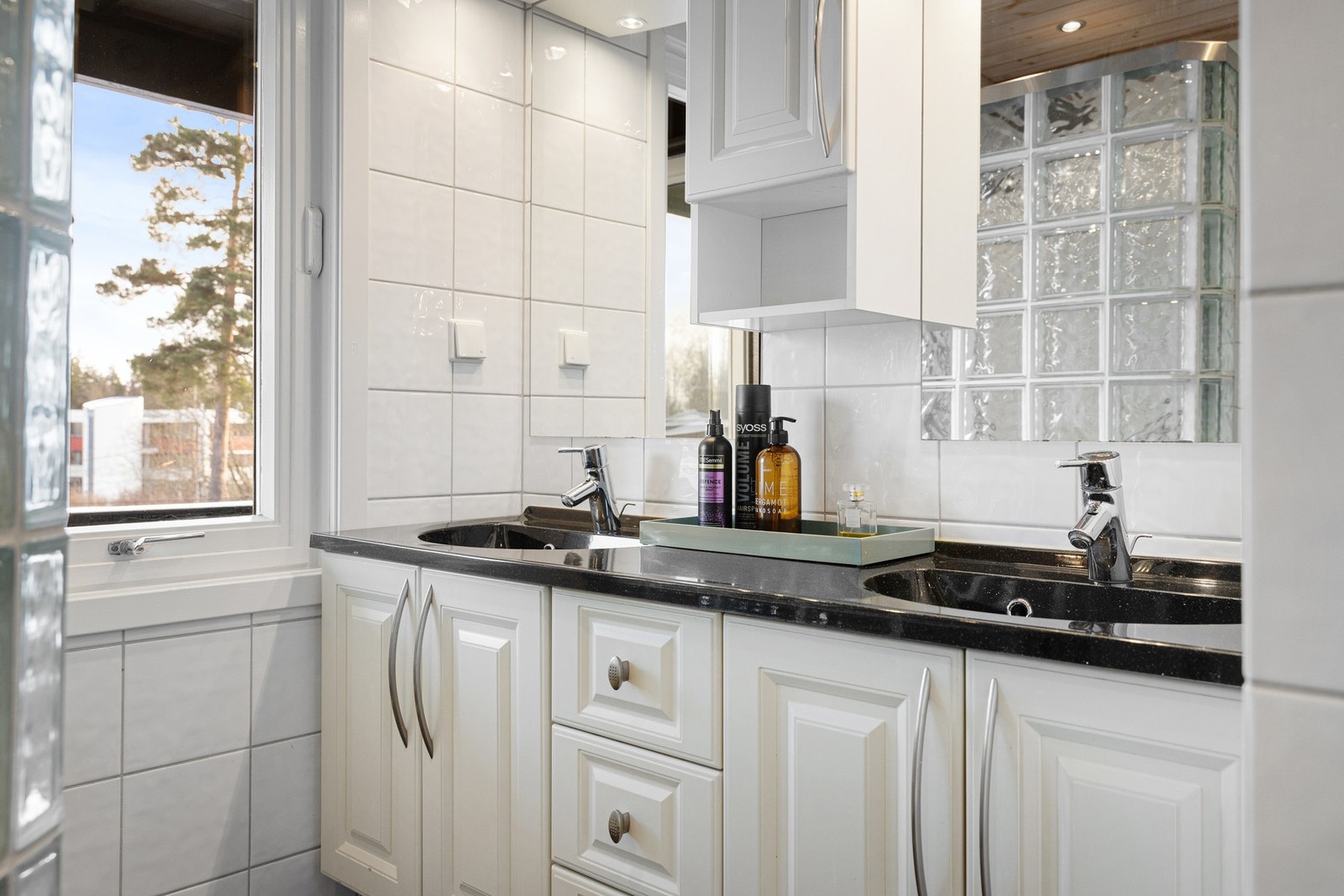 Badet har flislagte vegger- og gulv, varmekabler og innfelt downlights. Galleribilde