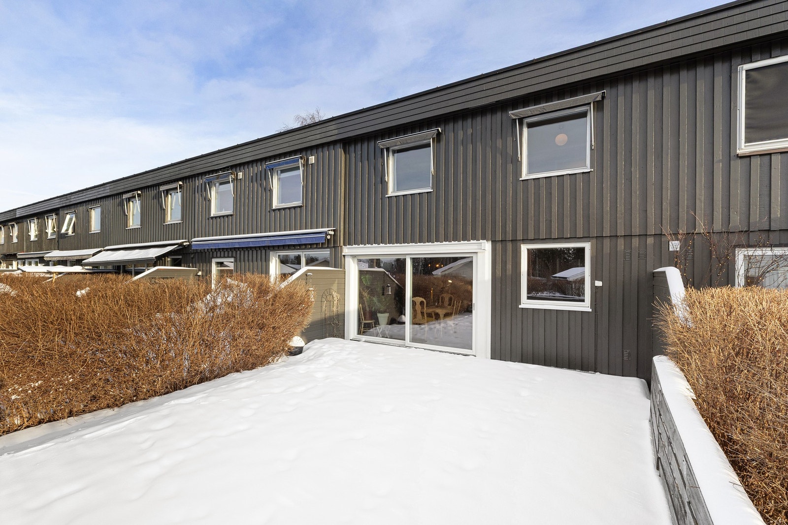 Fra stuen i første etasje er det utgang til en romslig og solrik terrasse på ca. 40 kvm. Galleribilde