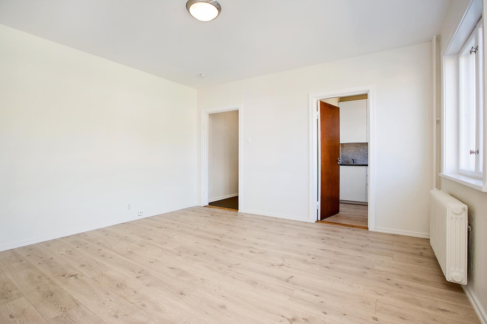 Romslig stue som er enkel å møblere Galleribilde