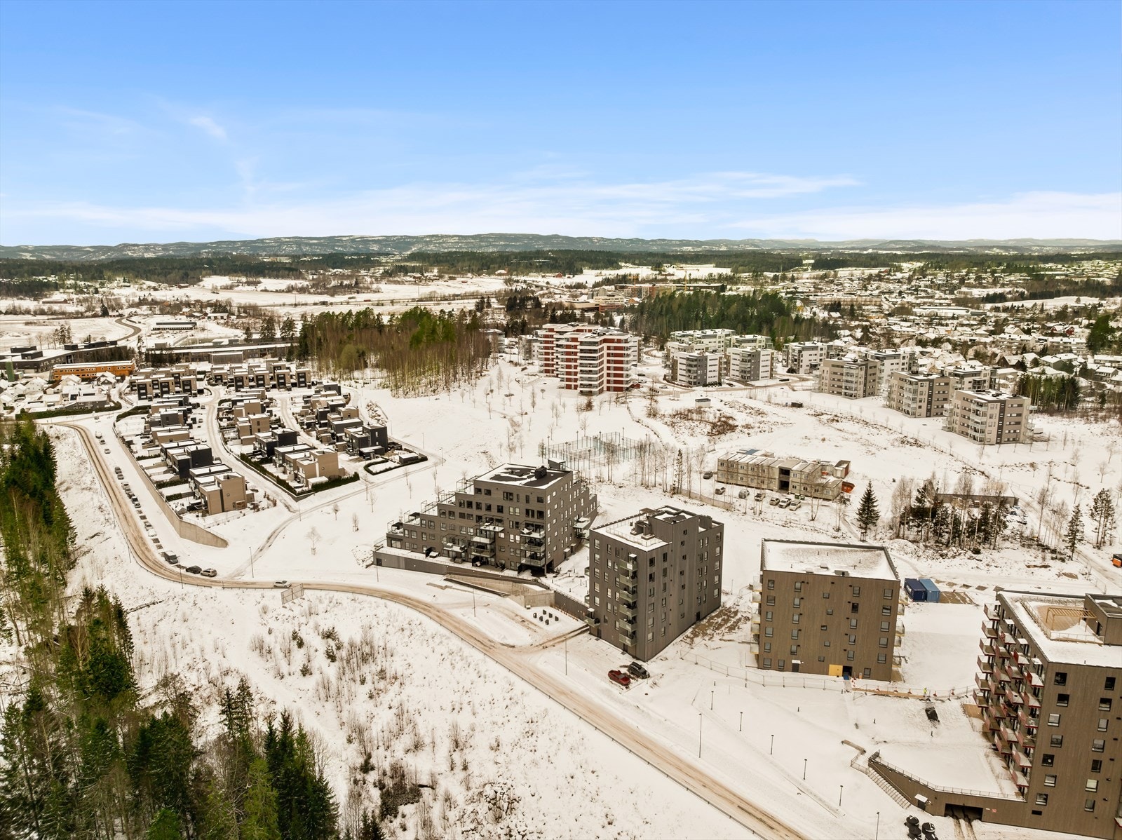 Det er kort vei til både barnehager og skoler, som Solerunden barnehage og Vestby skole. Området er godt tilknyttet offentlig transport, med buss og tog fra Vestby stasjon. Galleribilde