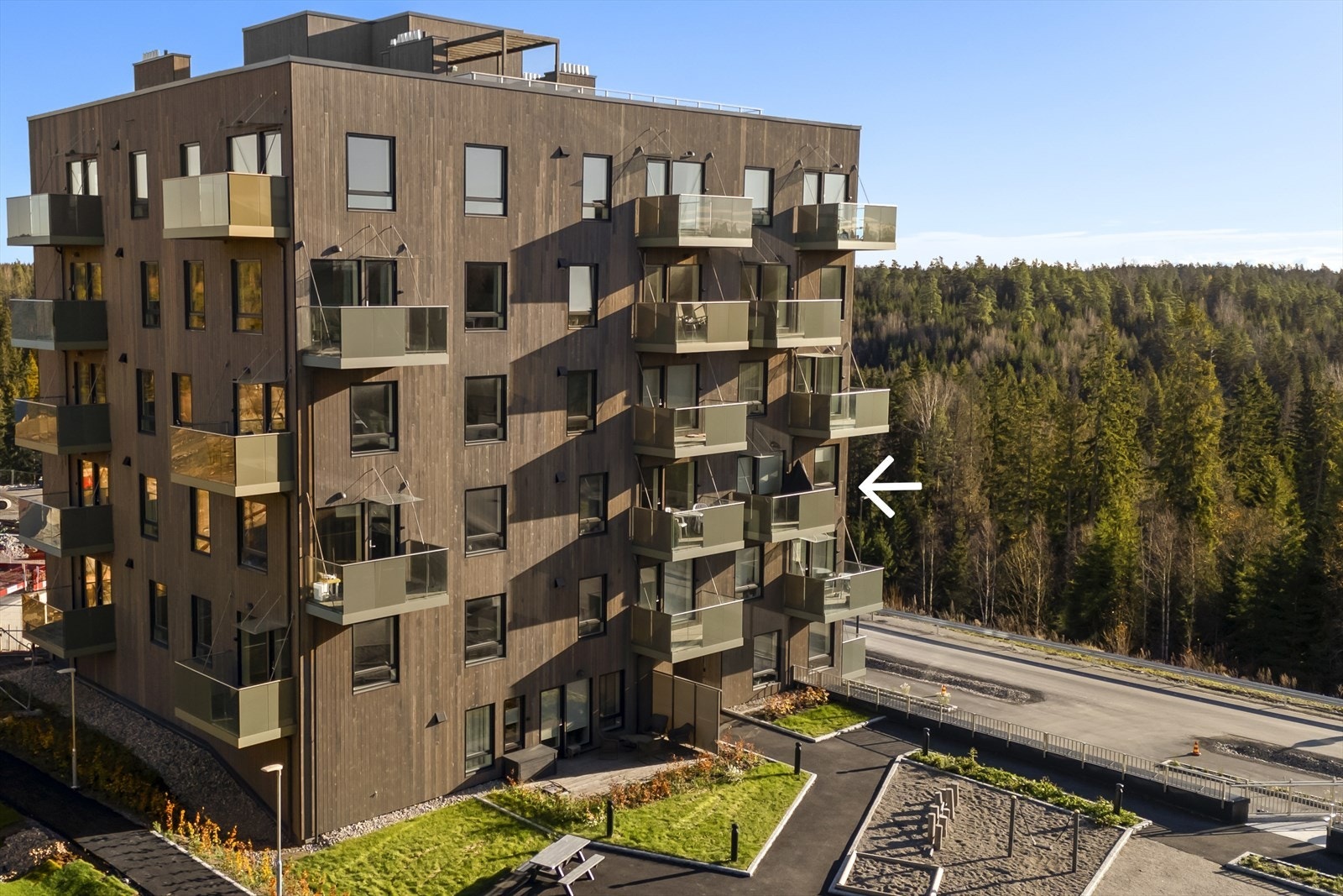 Bygget er fra 2023 og har en moderne fasade med stående bordkledning. Galleribilde