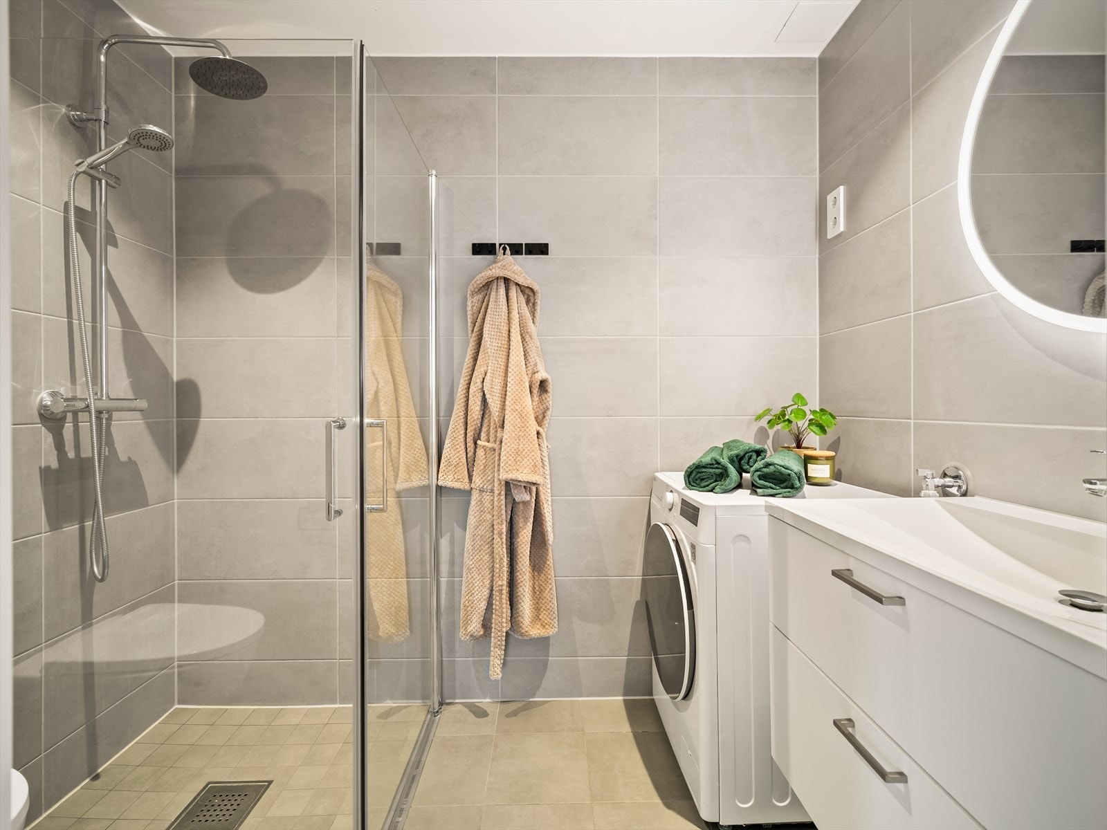 Varmekabler i gulvet og balansert ventilasjon sikrer et behagelig inneklima. Galleribilde