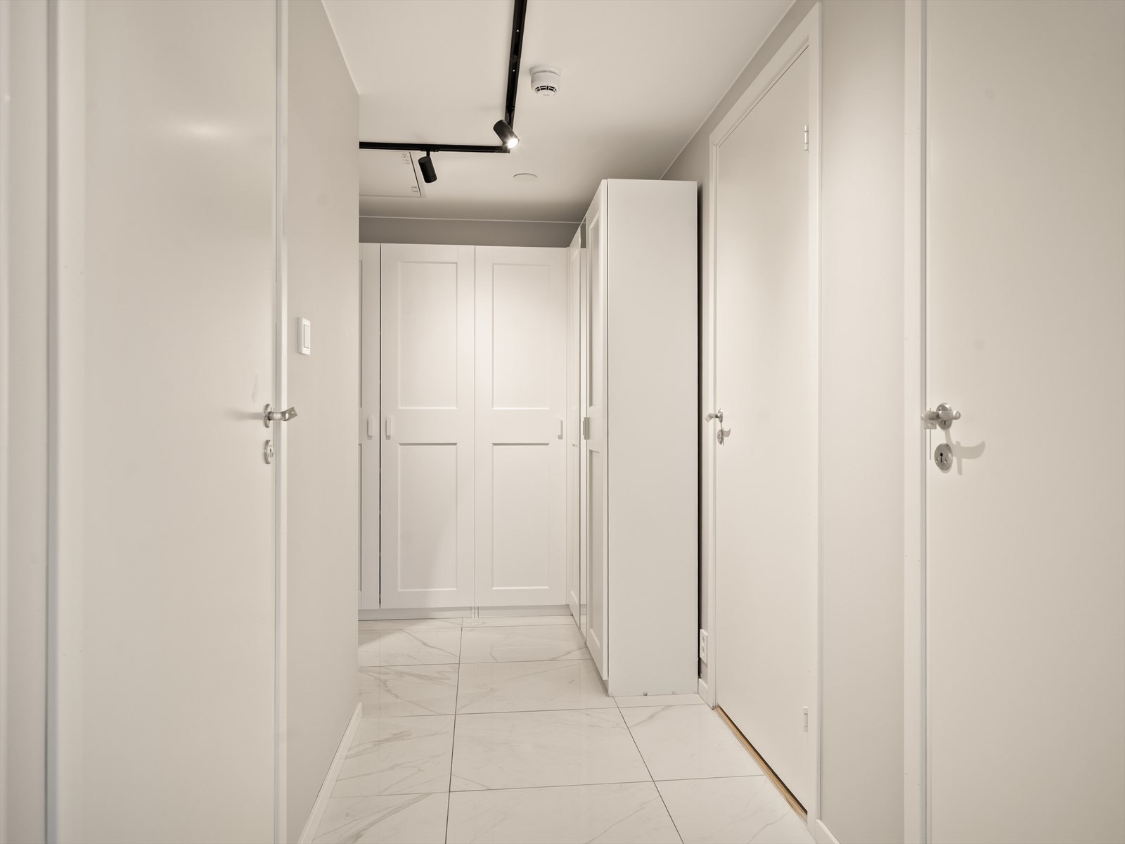 Inngangspartiet er romslig med god plass til oppbevaring av yttertøy og sko. Galleribilde