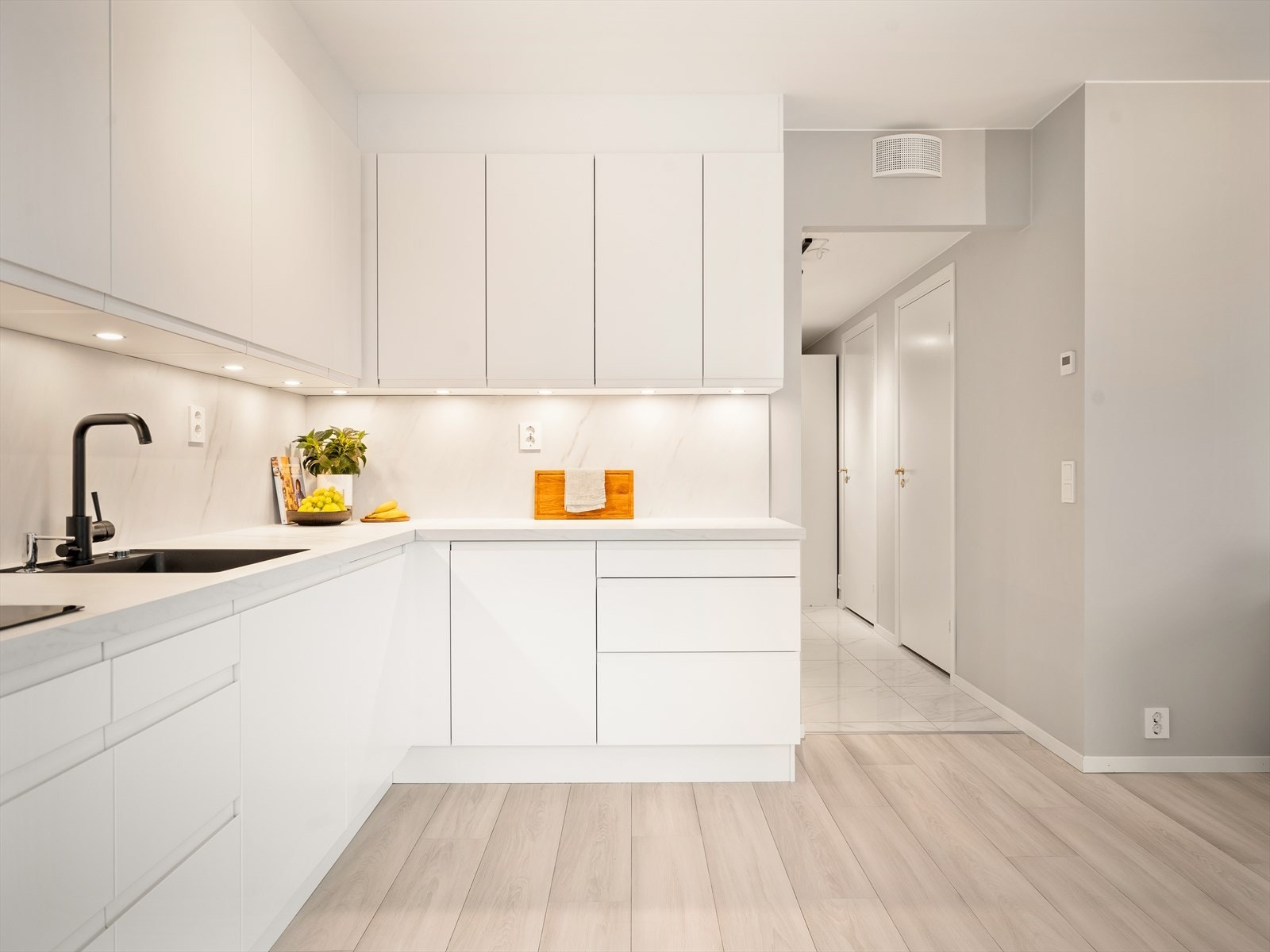 Alle hvitevarer er integrerte, inkludert komfyr, mikro, oppvaskmaskin og kjøle-/fryseskap. Galleribilde