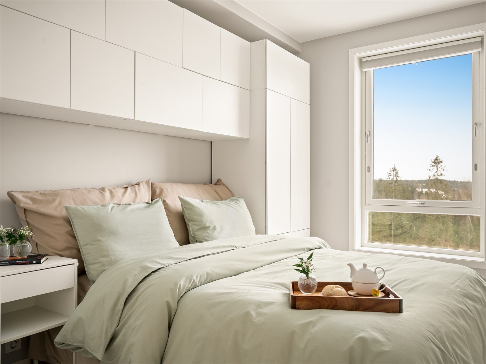 Rommet har laminatgulv og malte vegger, i tråd med resten av leiligheten. Galleribilde