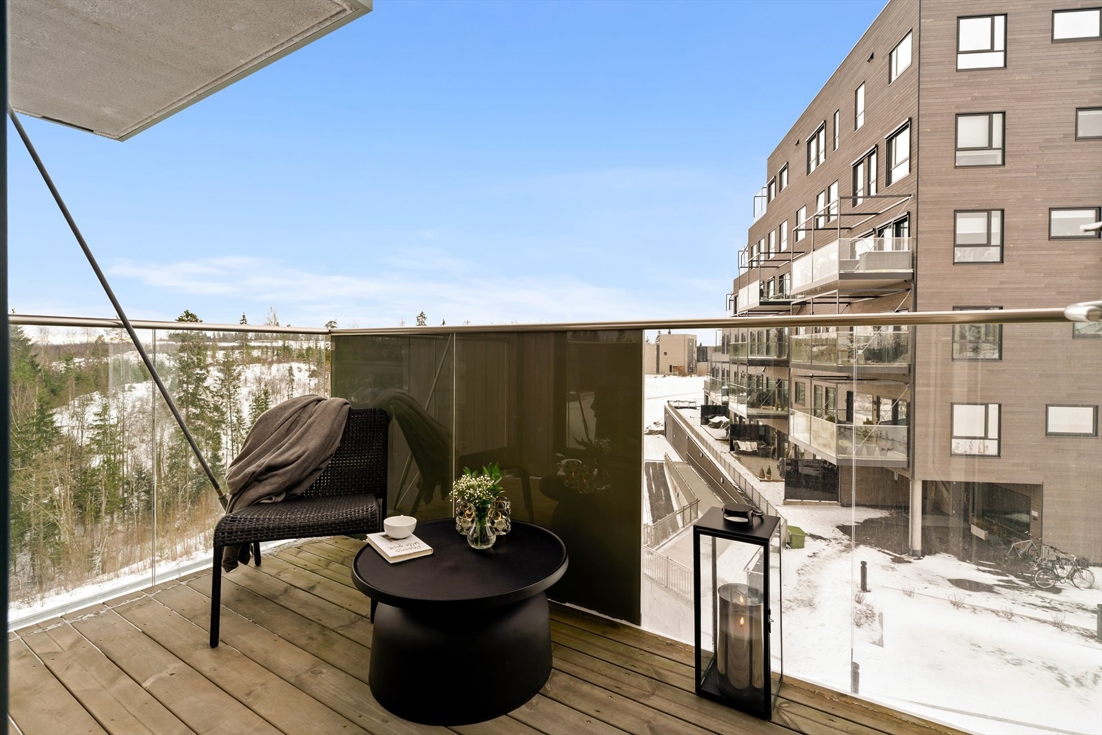 Balkongen har plass til en liten sittegruppe. Det er også en felles takterrasse for beboere. Galleribilde
