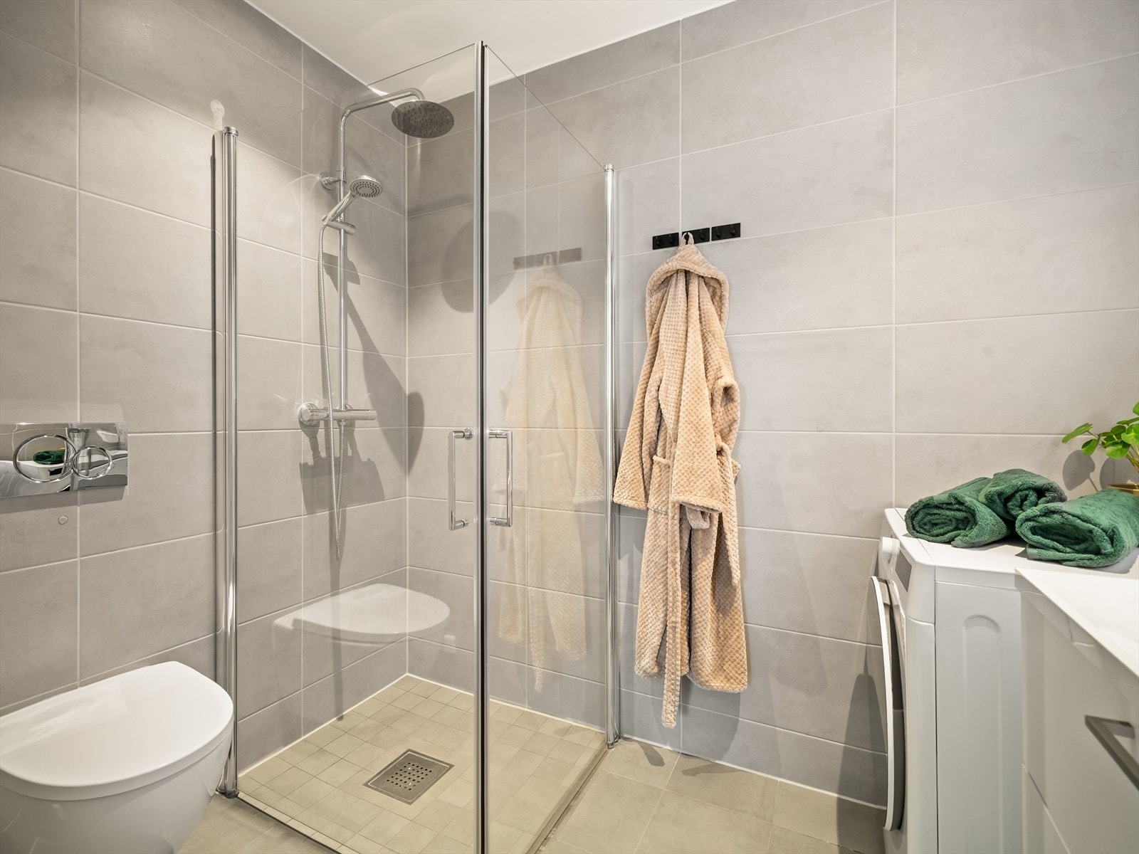 Her er det dusjhjørne med innfellbare dører og vegghengt klosett. Galleribilde