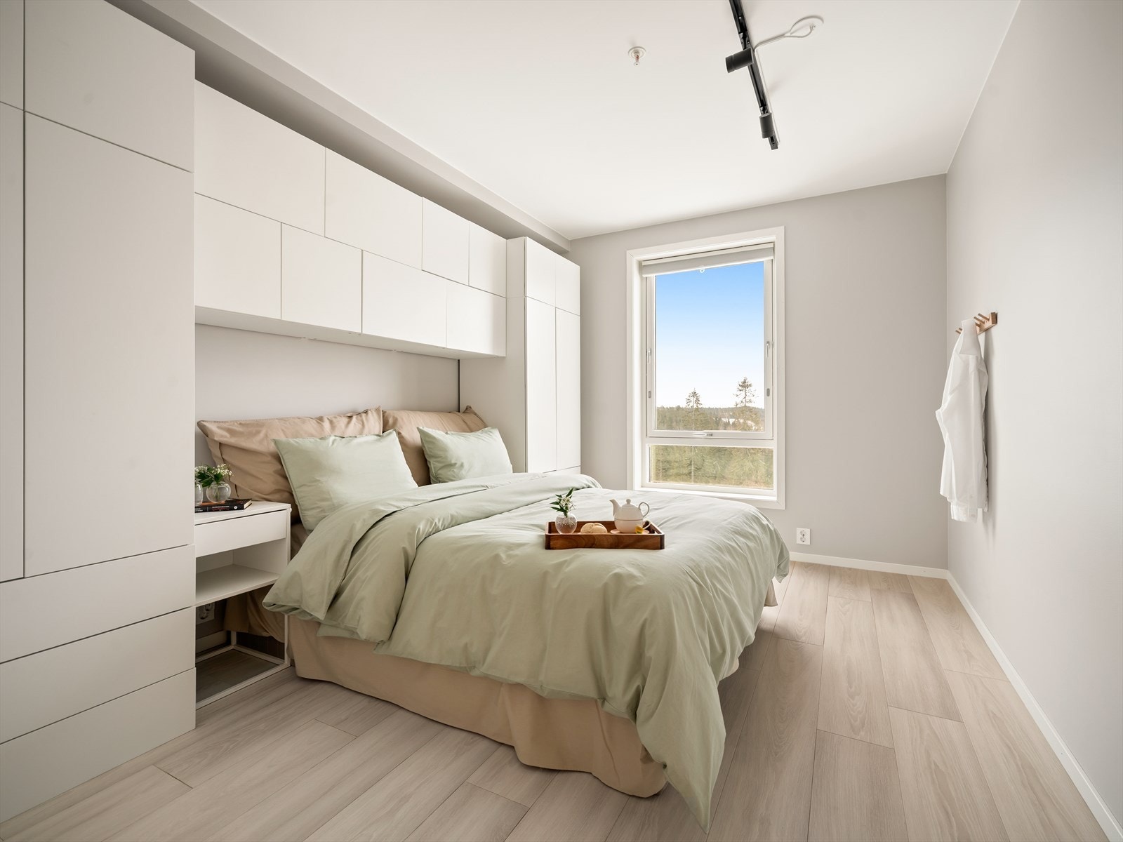 Leiligheten har to soverom. Hovedsoverommet har god plass til dobbeltseng og garderobeløsninger. Galleribilde